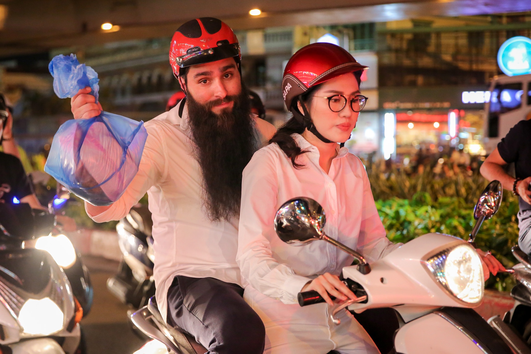 đạo diễn Kong đi xe máy phát cơm người nghèo ảnh 1 dao dien Kong di xe may phat com nguoi ngheo anh 1