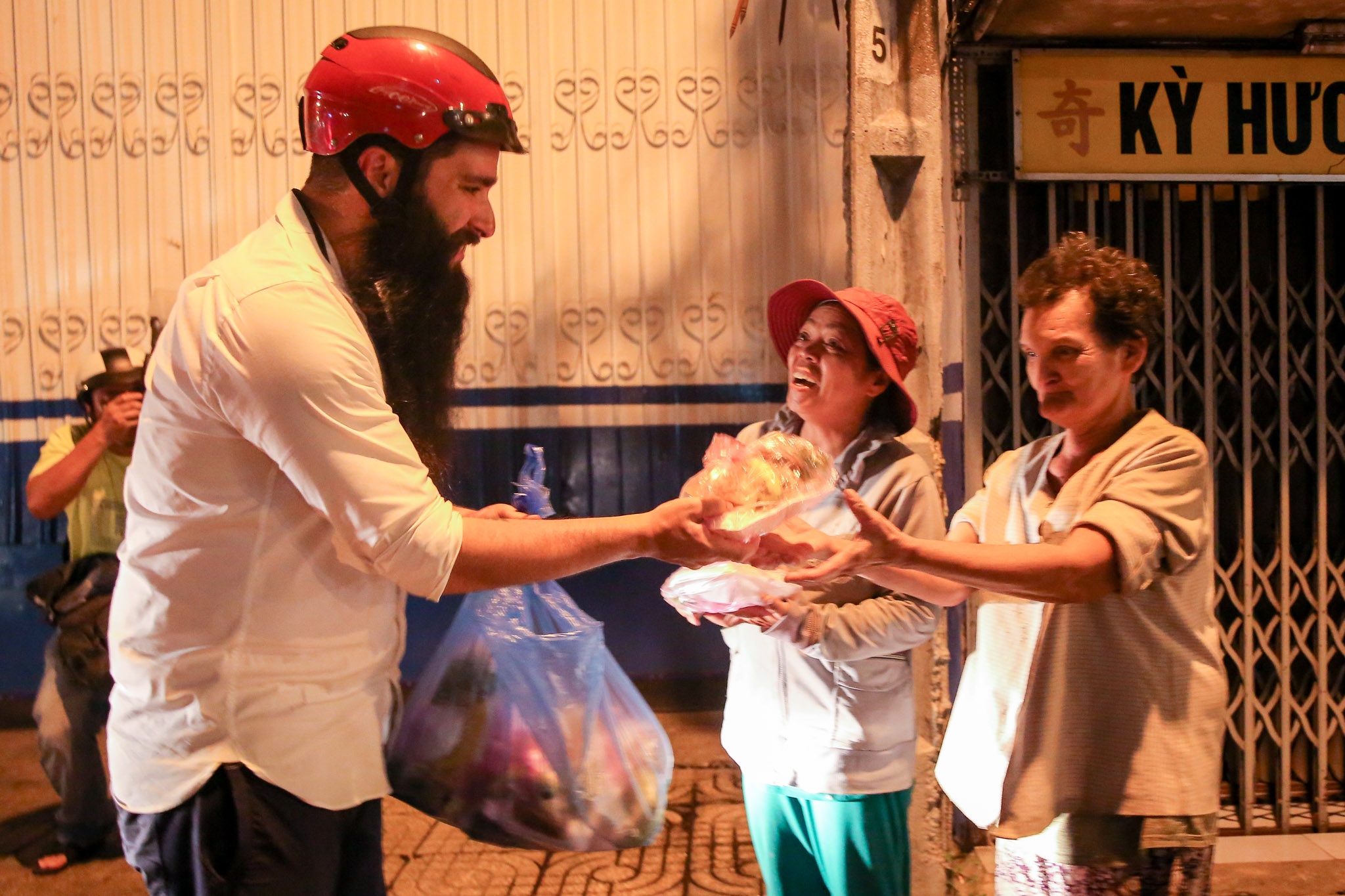 đạo diễn Kong đi xe máy phát cơm người nghèo ảnh 2 dao dien Kong di xe may phat com nguoi ngheo anh 2