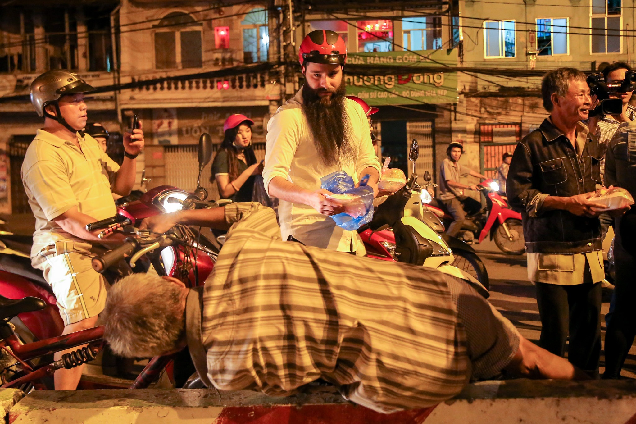 đạo diễn Kong đi xe máy phát cơm người nghèo ảnh 3 dao dien Kong di xe may phat com nguoi ngheo anh 3