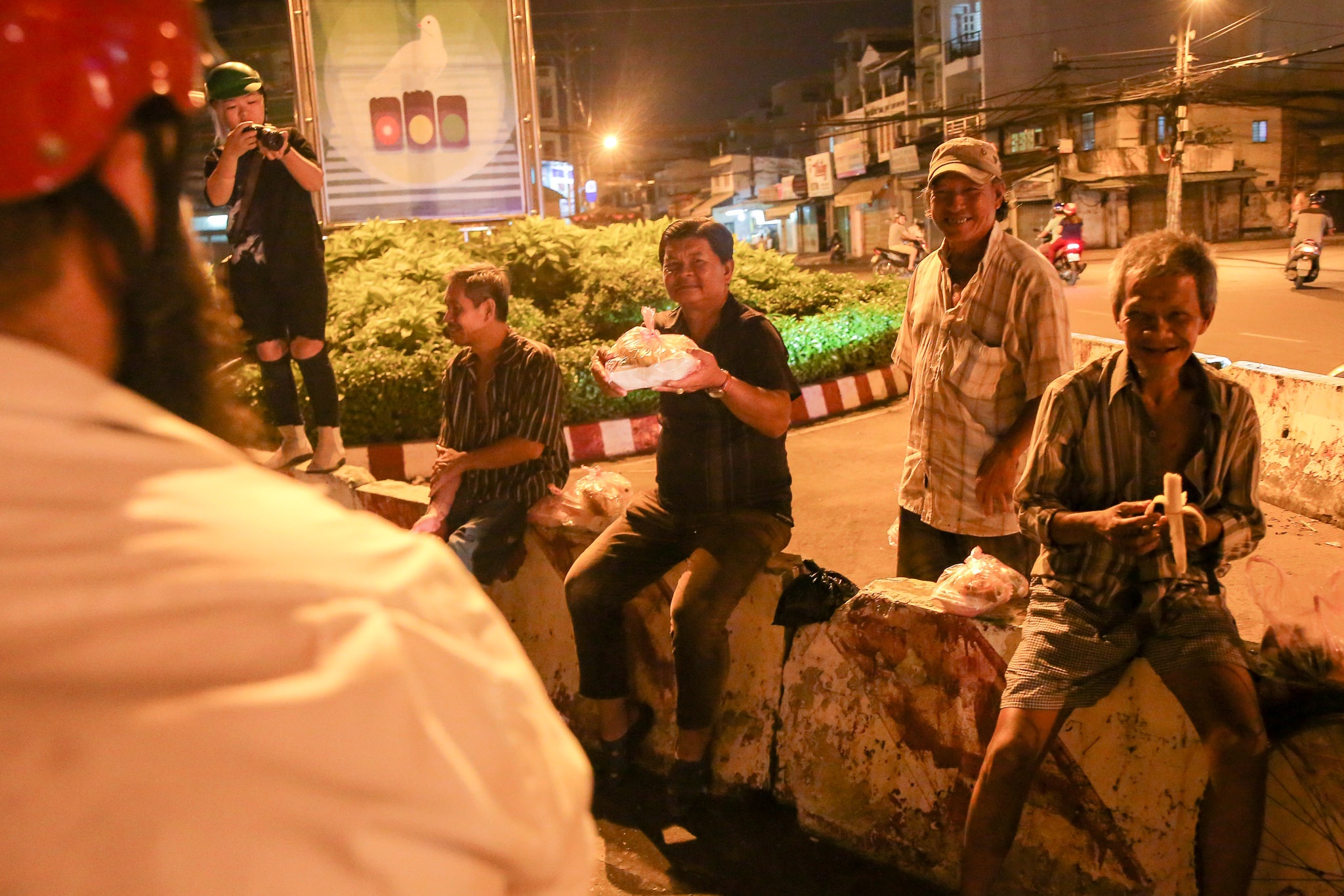 đạo diễn Kong đi xe máy phát cơm người nghèo ảnh 4 dao dien Kong di xe may phat com nguoi ngheo anh 4