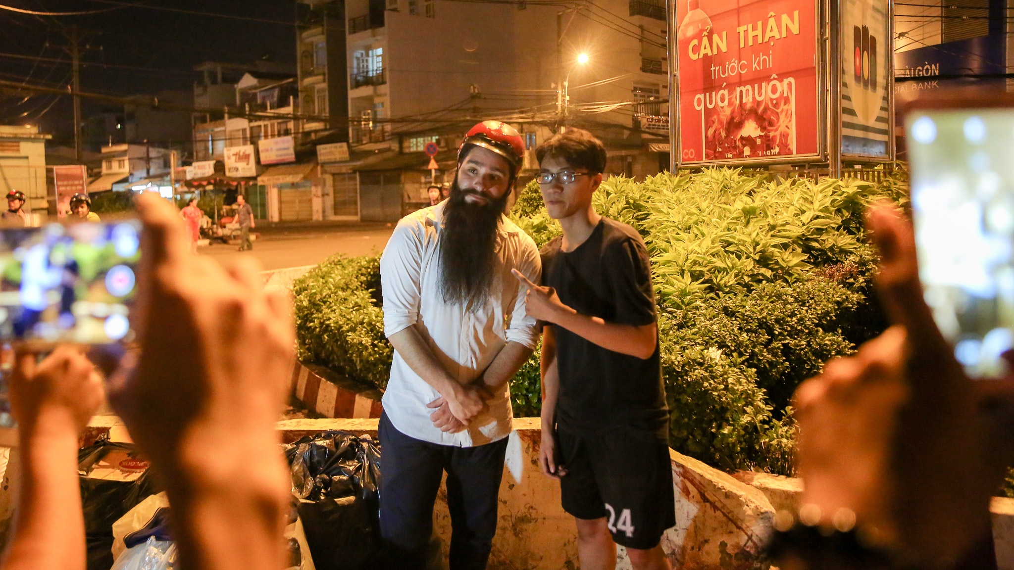 đạo diễn Kong đi xe máy phát cơm người nghèo ảnh 5 dao dien Kong di xe may phat com nguoi ngheo anh 5