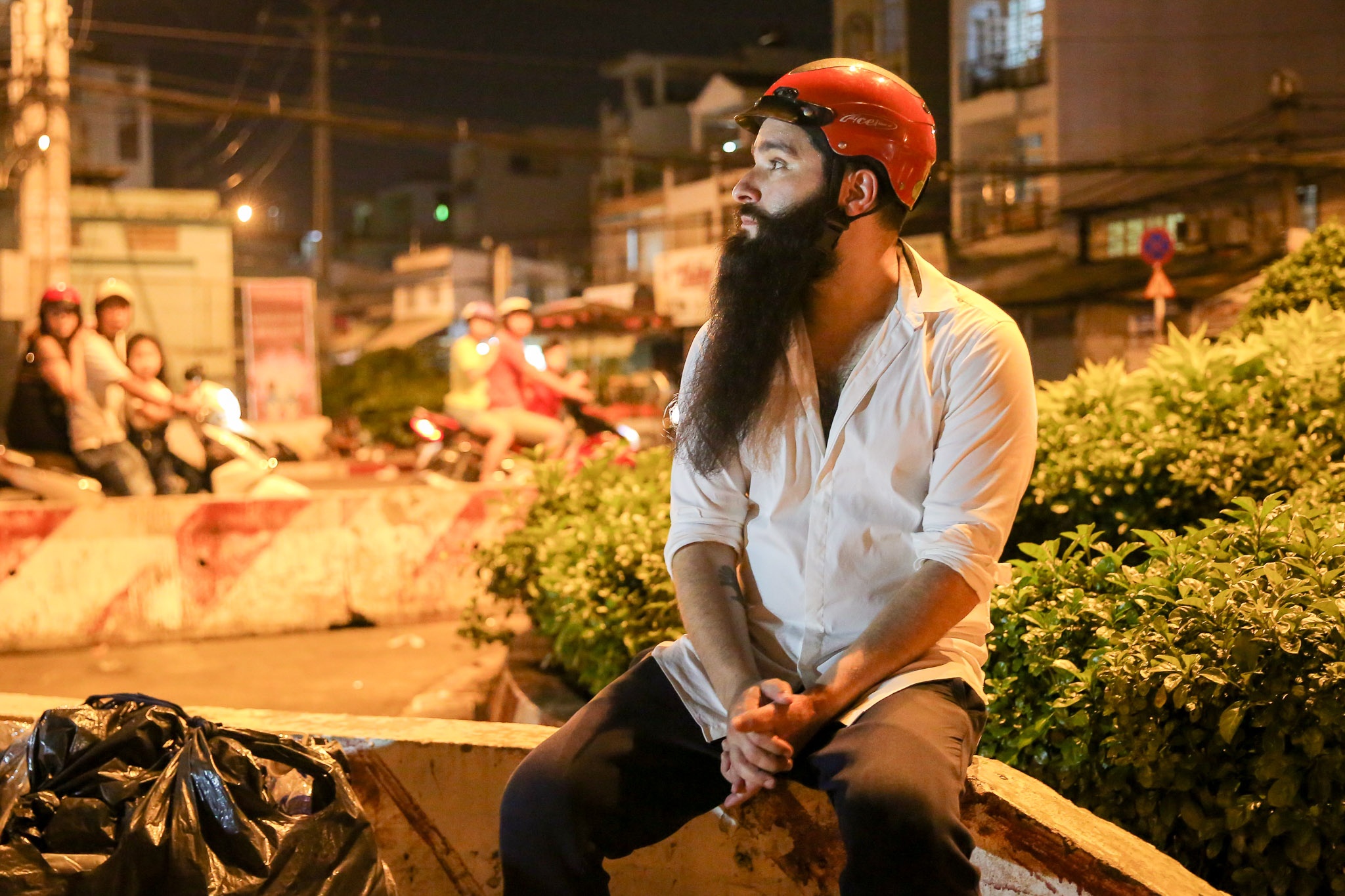 đạo diễn Kong đi xe máy phát cơm người nghèo ảnh 6 dao dien Kong di xe may phat com nguoi ngheo anh 6