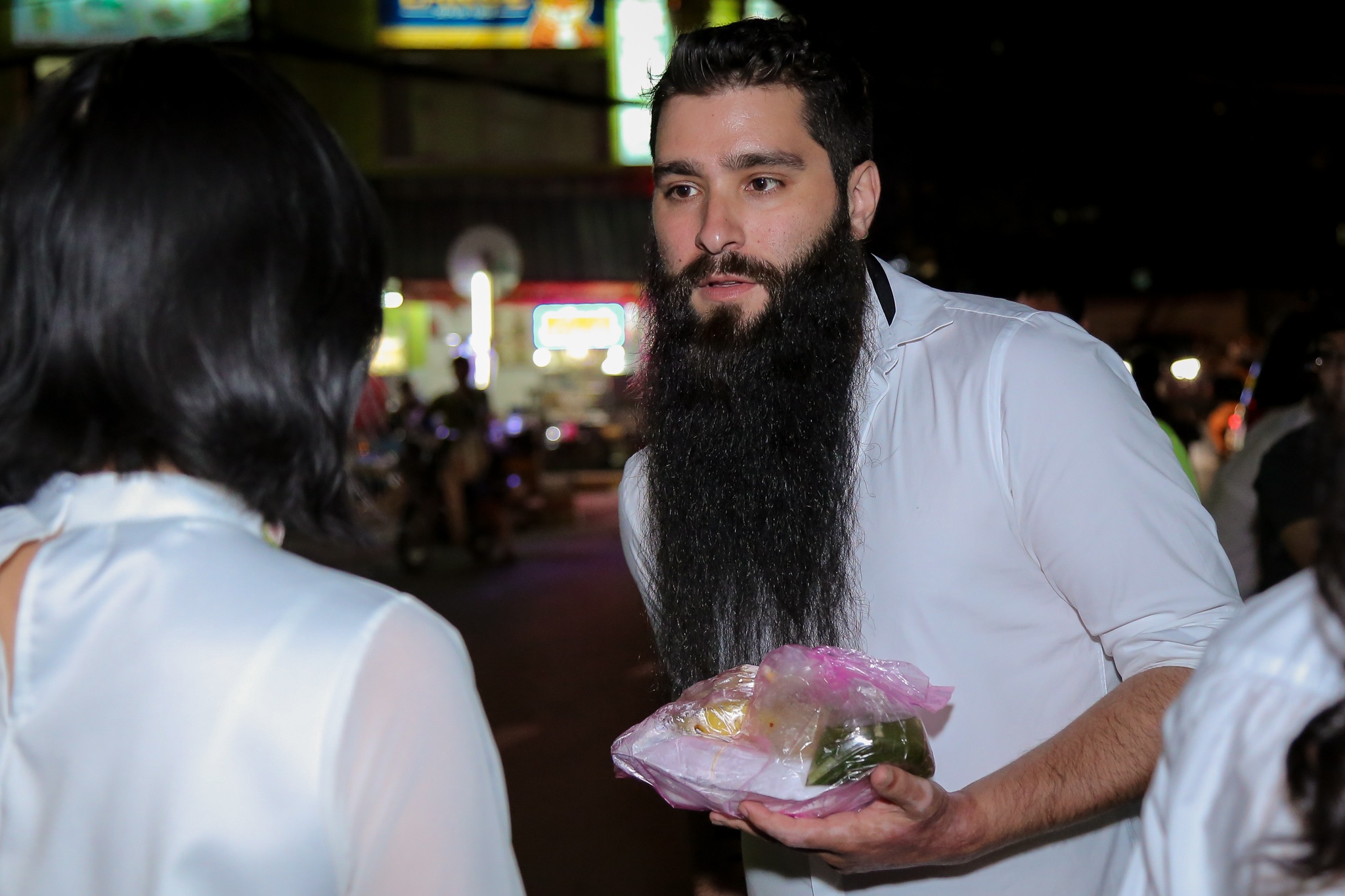 đạo diễn Kong đi xe máy phát cơm người nghèo ảnh 9 dao dien Kong di xe may phat com nguoi ngheo anh 9