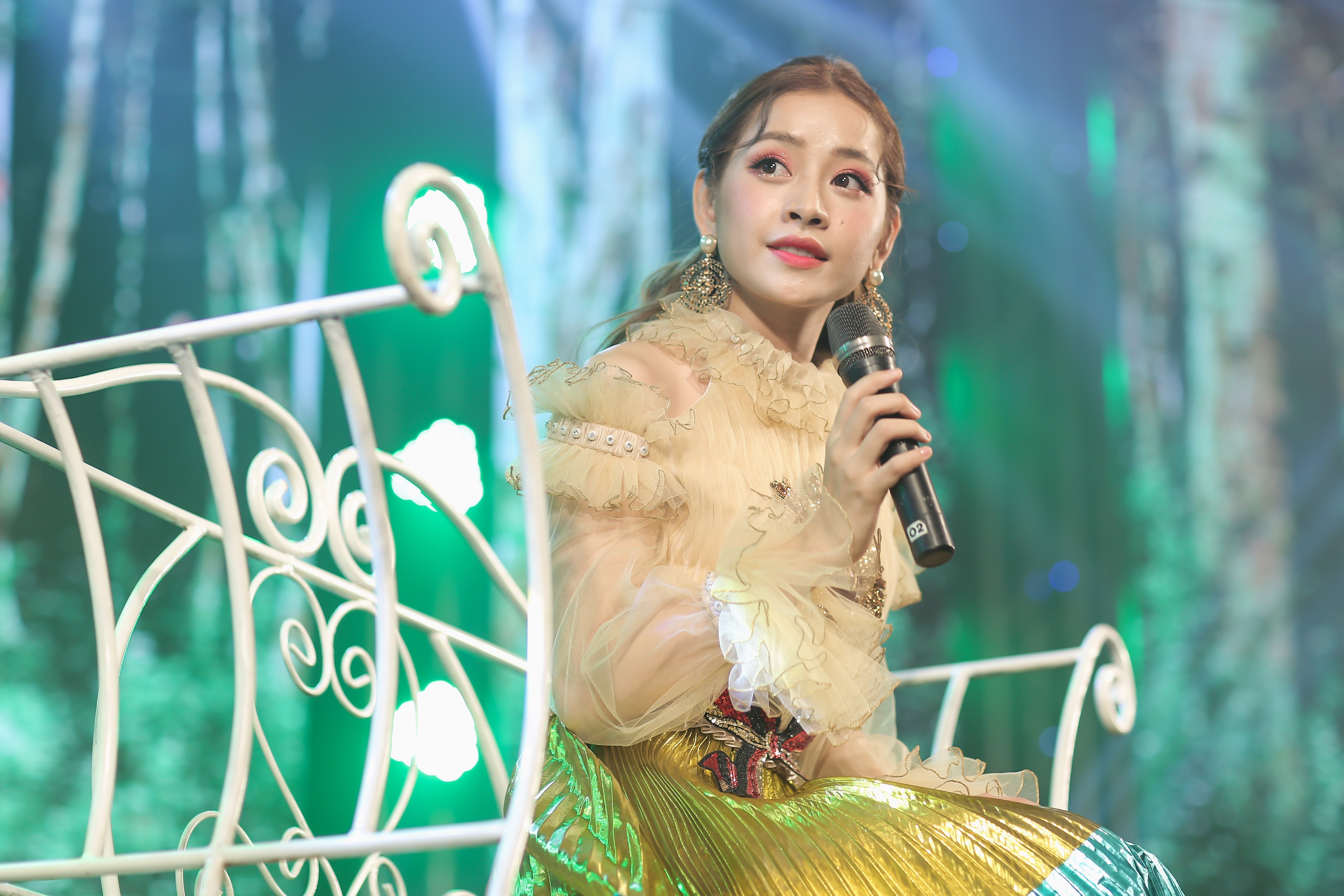 Chi Pu len tieng ve phat ngon cua Huong Tram, Thanh Lam ve nghe ca si hinh anh