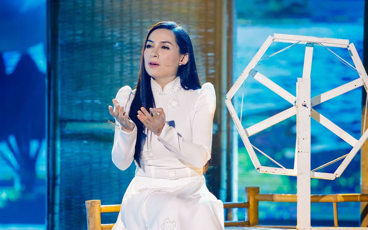 Phi Nhung tang nguoi phu nu 10 trieu dong hinh anh
