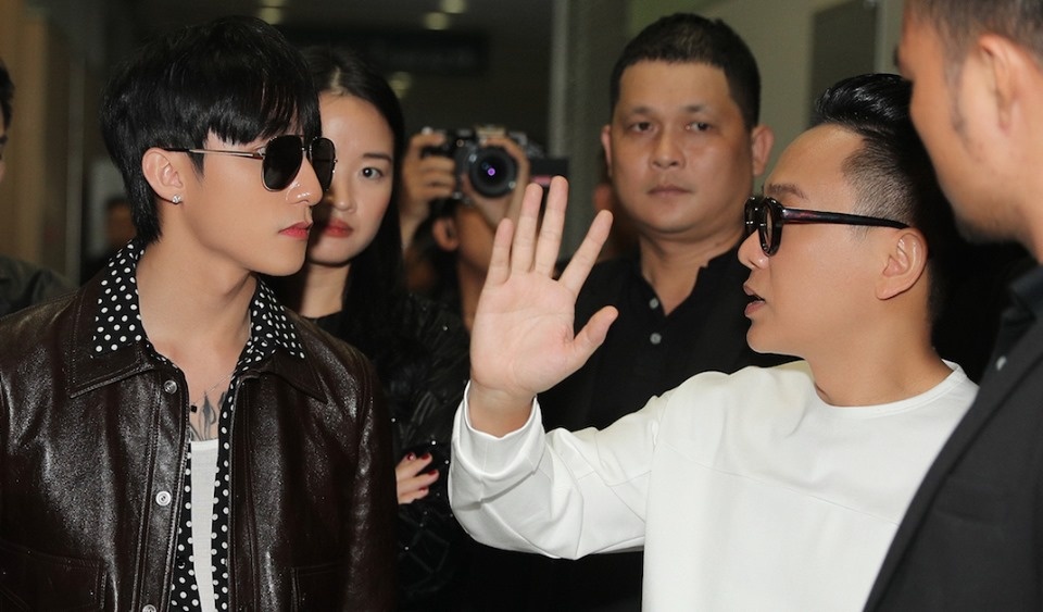 Son Tung M-TP di xem trien lam thoi trang cua Nguyen Cong Tri hinh anh