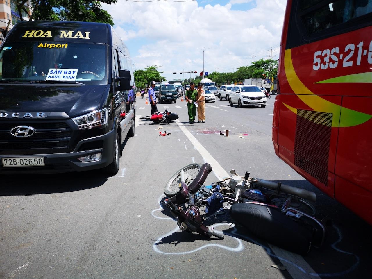 Bi xe khach can qua nguoi, con trai 11 tuoi tu vong, me nguy kich hinh anh