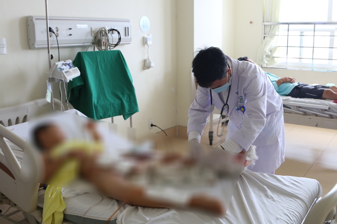xe ben cán nát chân ảnh 1 xe ben can nat chan anh 1