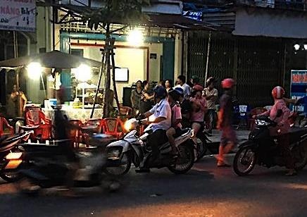 Mat dien thoai, 9X dam cha con chu quan chao thuong vong hinh anh