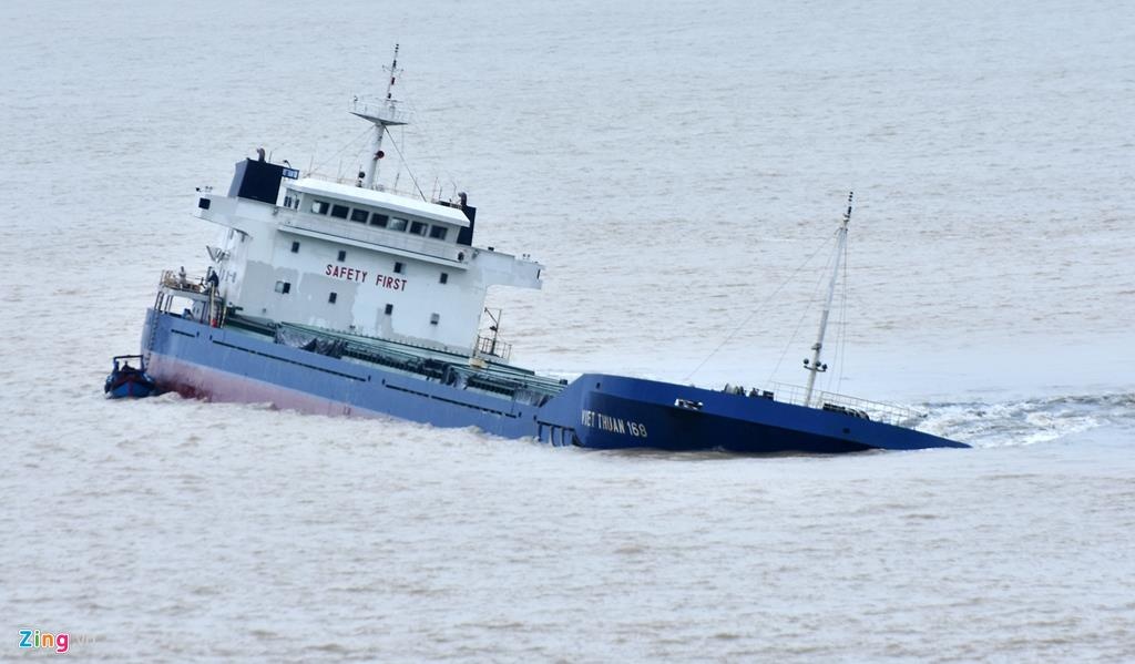 Truc vot tau cho hon 3.000 tan clinker chim tren duong den Can Tho hinh anh