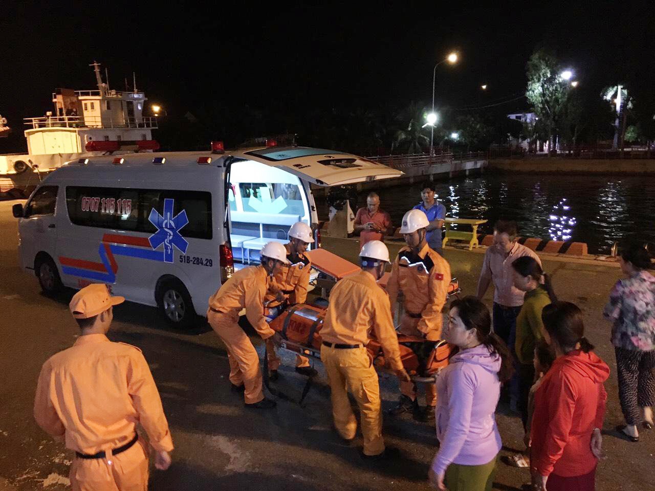 cuu ngu dan gap nan tren bien anh 1