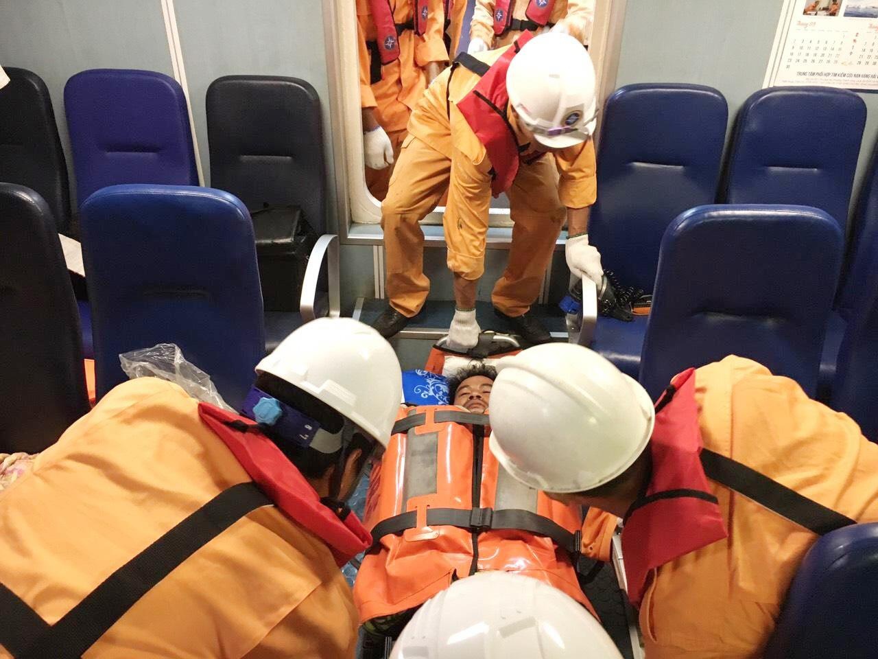 Cuu ngu dan gap nan khi danh ca tren bien Vung Tau hinh anh