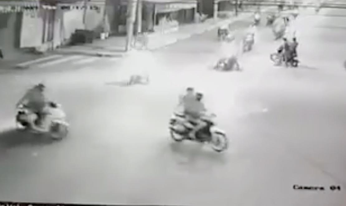 Nhom thanh nien ‘dai nao’ duong pho, ruot chem dan phong hinh anh