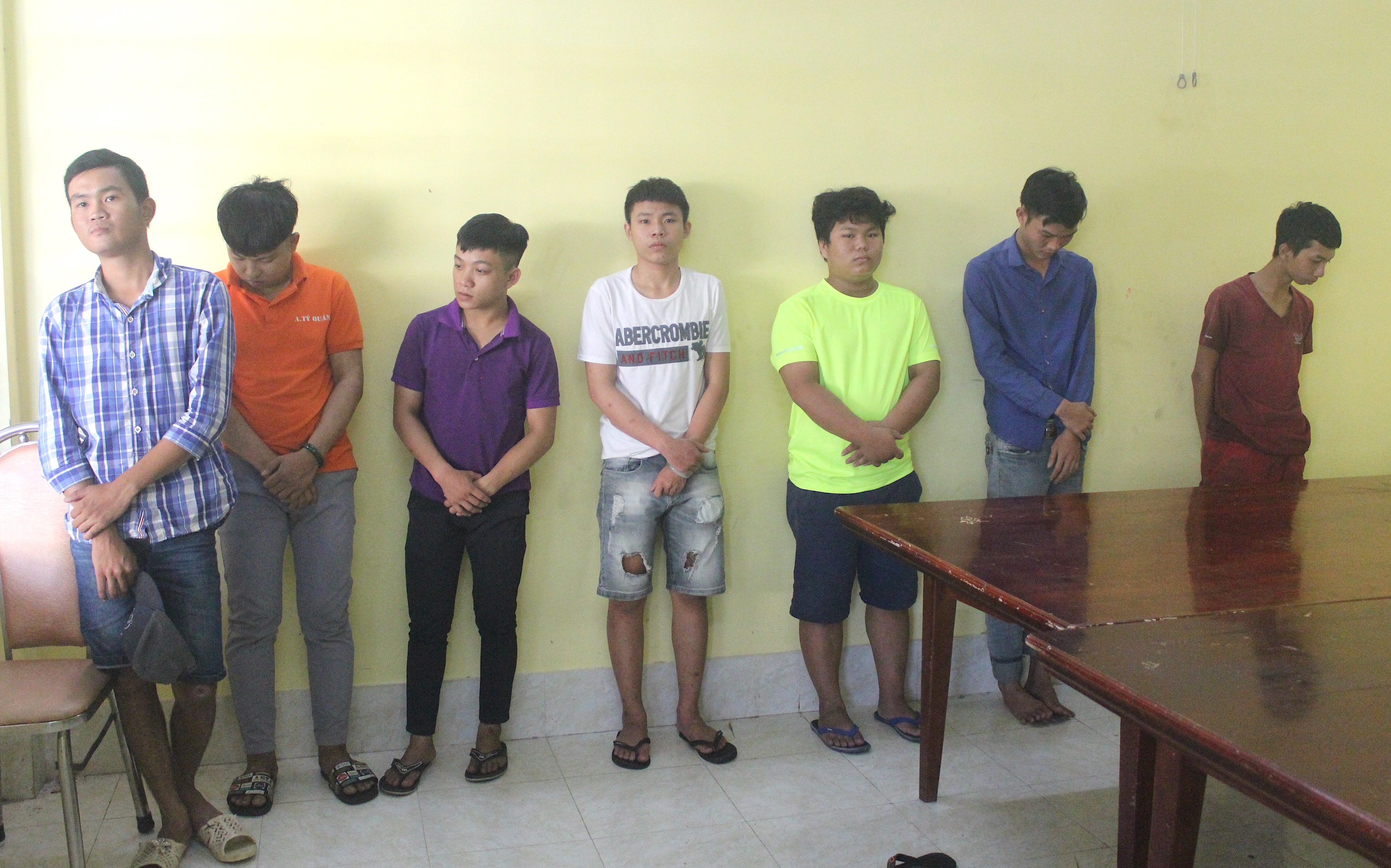 Bắt 8 thanh niên đại náo đường phố ảnh 1 Bat 8 thanh nien dai nao duong pho anh 1