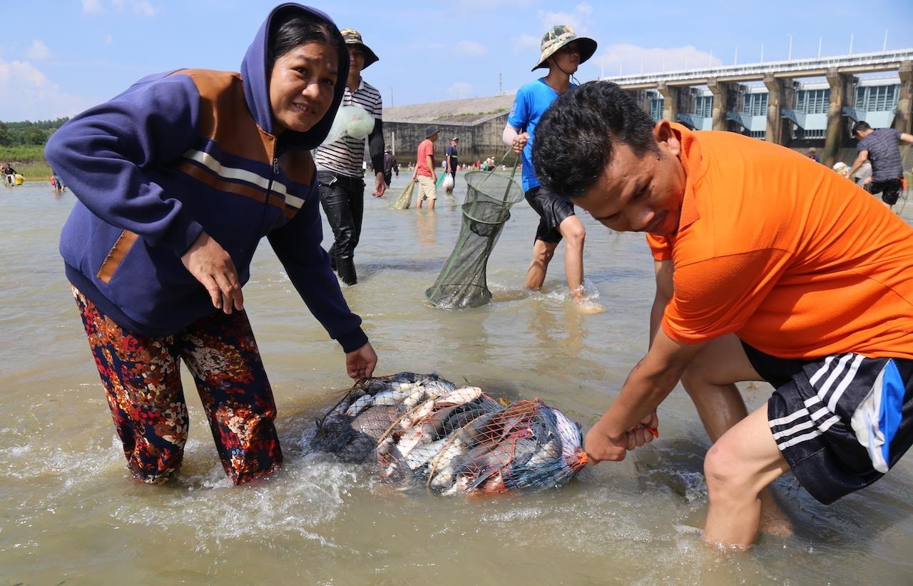 Thuy dien Tri An ngung xa tran, dan leo mom da bat ca bao tai ca hinh anh