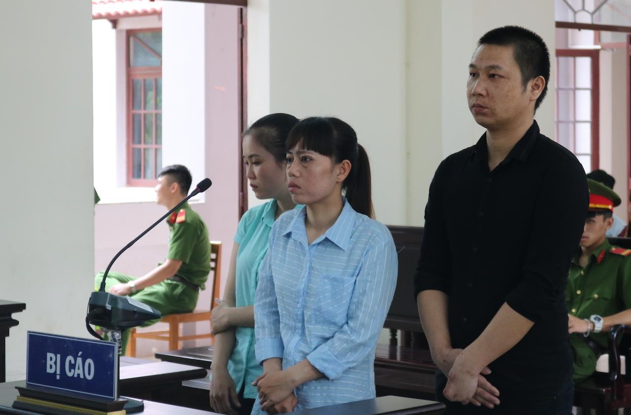 Hai phu nu Viet ban nhieu nguoi sang Trung Quoc hinh anh