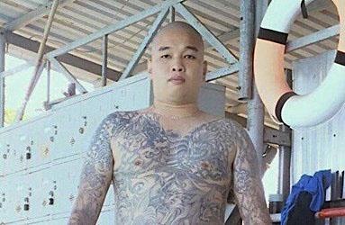 Bat ke ban sung vao quan karaoke de giai quyet mau thuan cua ban gai hinh anh