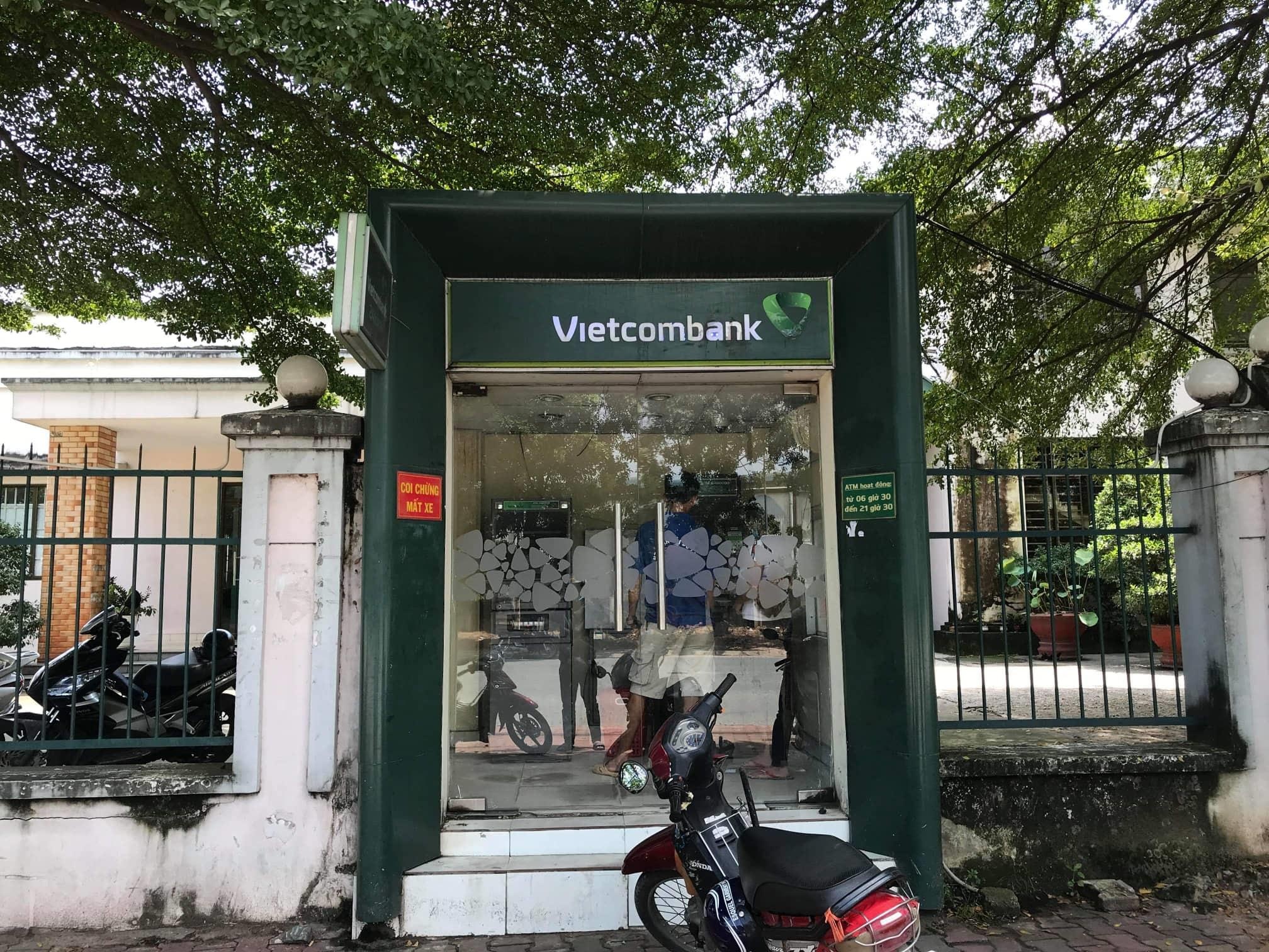 Co gai bi cuop tien khi di rut o tru ATM hinh anh