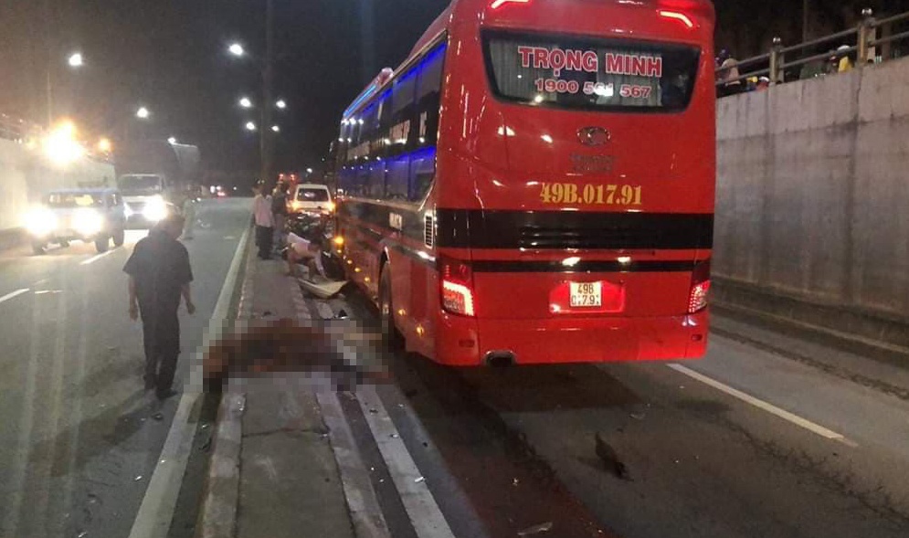 Hai thanh nien tu vong khi chay xe vao ham chui anh 1