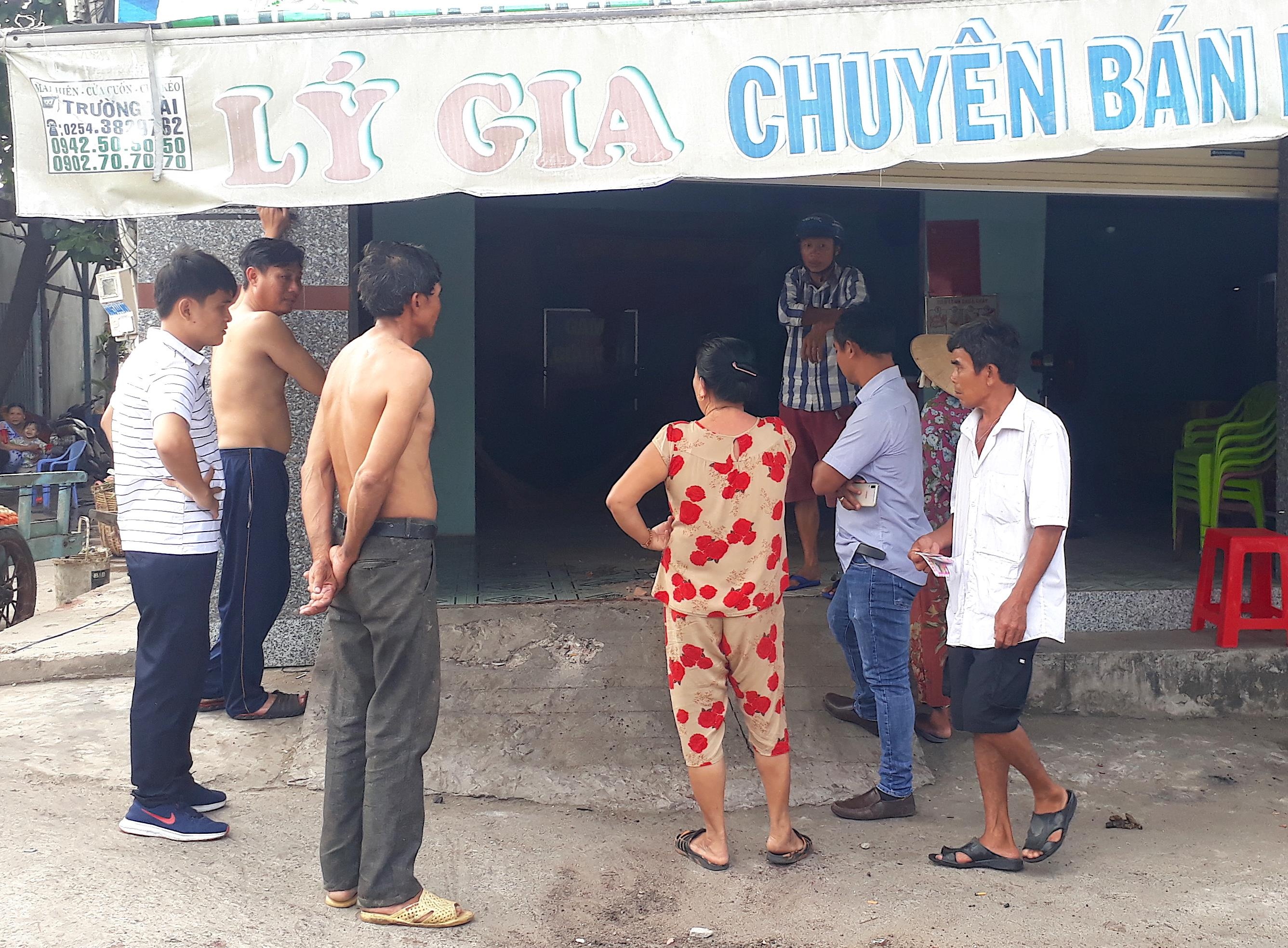 Hai thanh nien dap nga cu ba de cuop xe Air Blade hinh anh