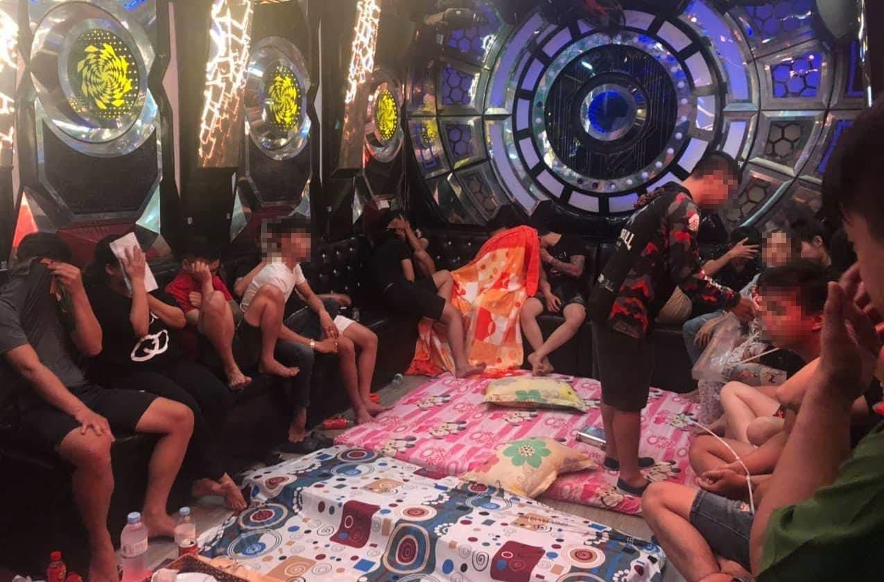 Hang chuc nguoi phe ma tuy trong quan karaoke luc rang sang hinh anh