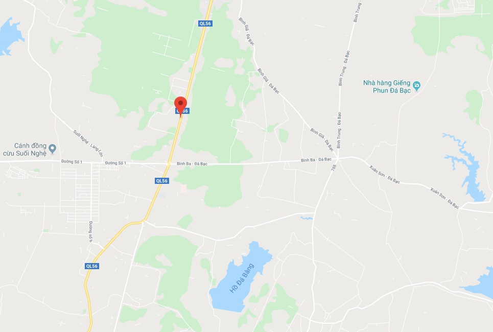 Xe tải ủi bay hàng rào, lật chổng vó trước sân nhà dân ảnh 3 Xe tai ui bay hang rao, lat chong vo truoc san nha dan anh 3