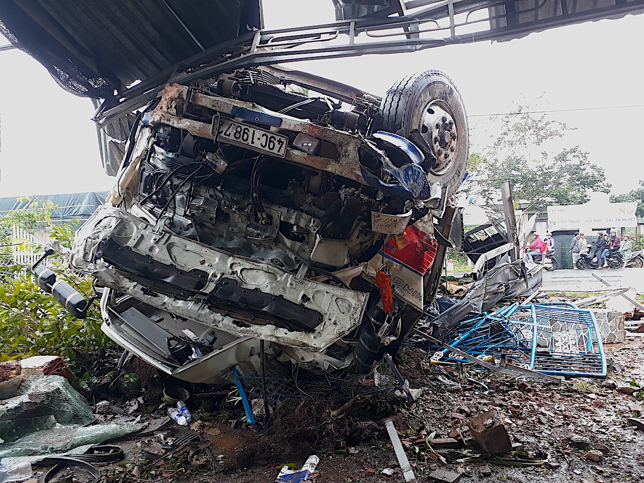 Xe tải ủi bay hàng rào, lật chổng vó trước sân nhà dân ảnh 2 Xe tai ui bay hang rao, lat chong vo truoc san nha dan anh 2