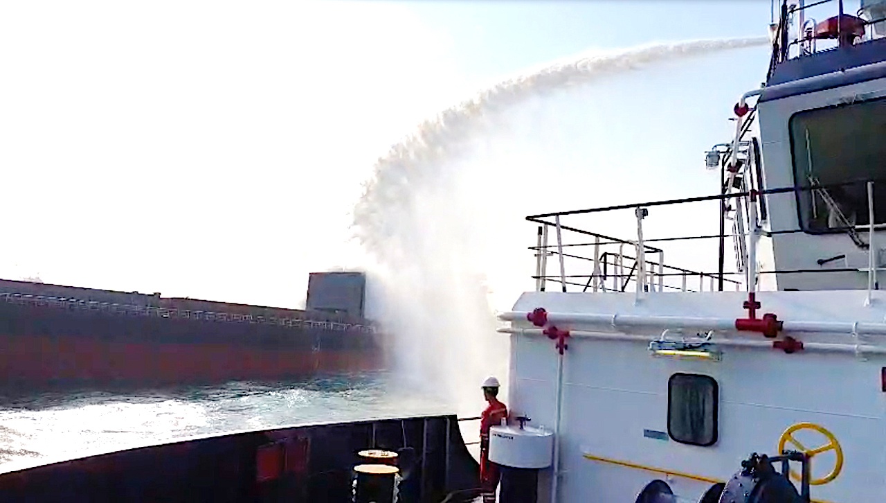 Tau cho 4.700 tan thep phe lieu boc chay hinh anh