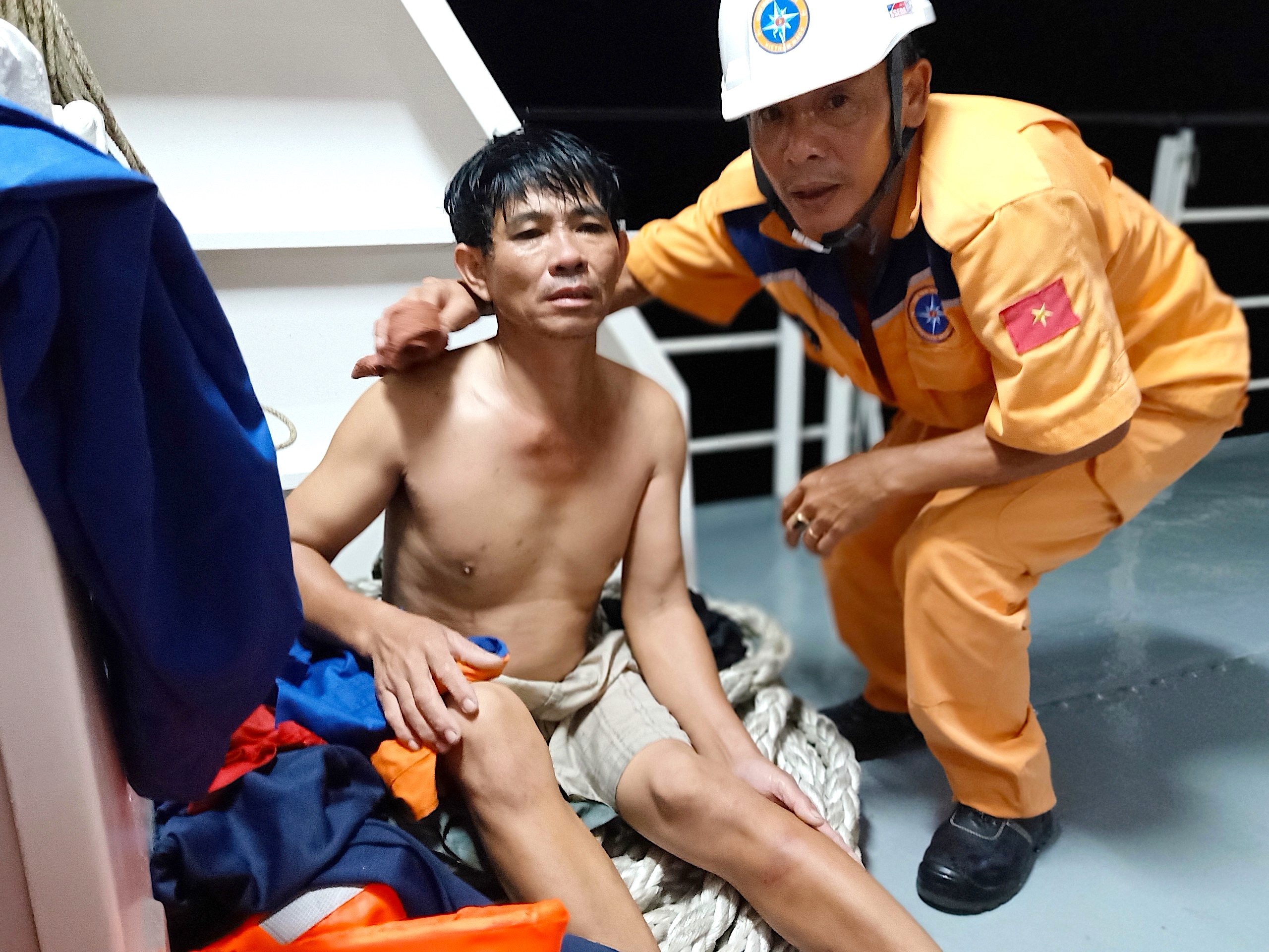 cuu 11 nguoi bi gap nan do tau cho than bi mac can tren bien anh 1