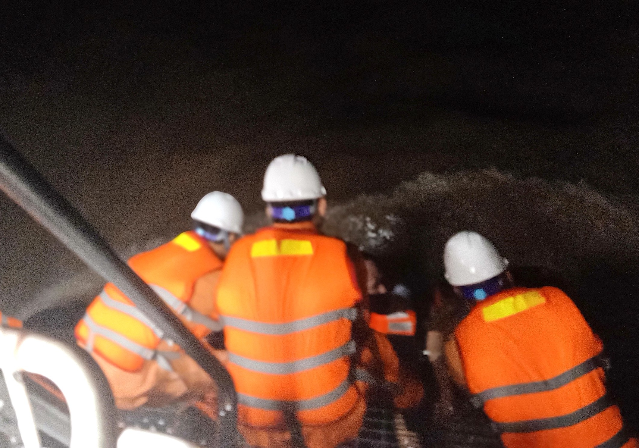 cuu 11 nguoi bi gap nan do tau cho than bi mac can tren bien anh 2