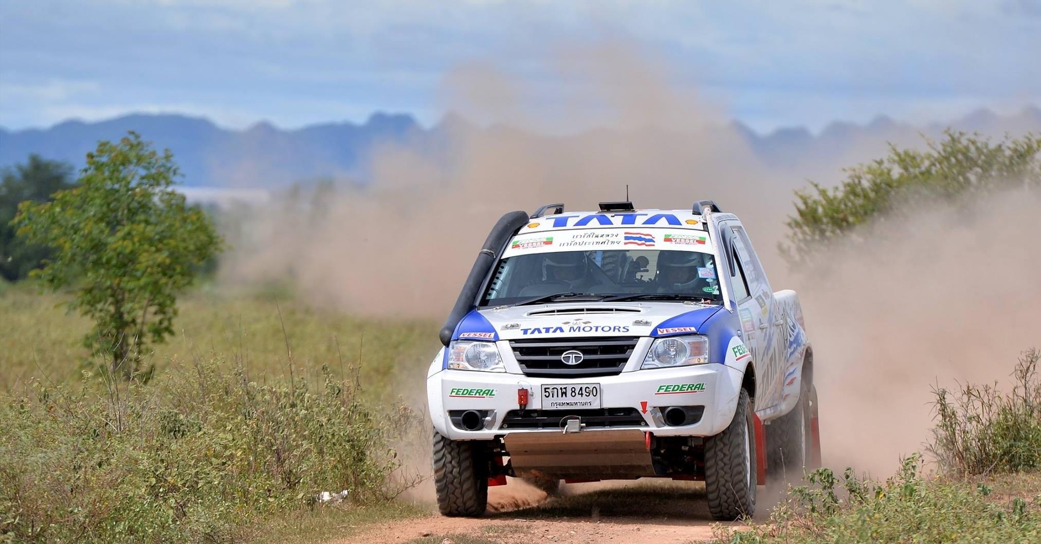 Doi dua VN dau tien tham du giai Asia Cross Country Rally hinh anh