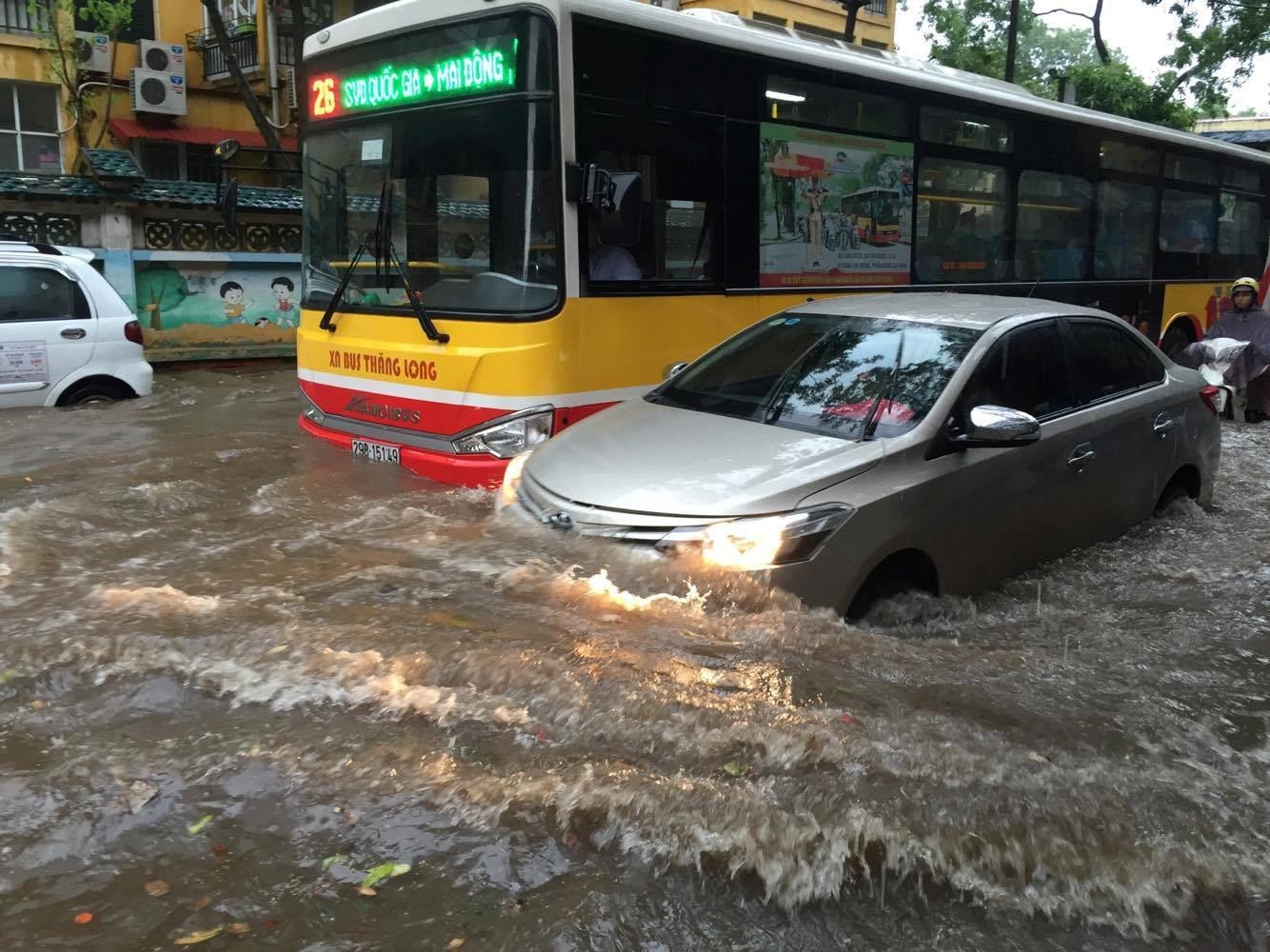cách đi xe trời mưa,  lưu ý khi đi xe đường ngập,  lái xe đường ngập nước như thế nào ảnh 3 cach di xe troi mua,  luu y khi di xe duong ngap,  lai xe duong ngap nuoc nhu the nao anh 3