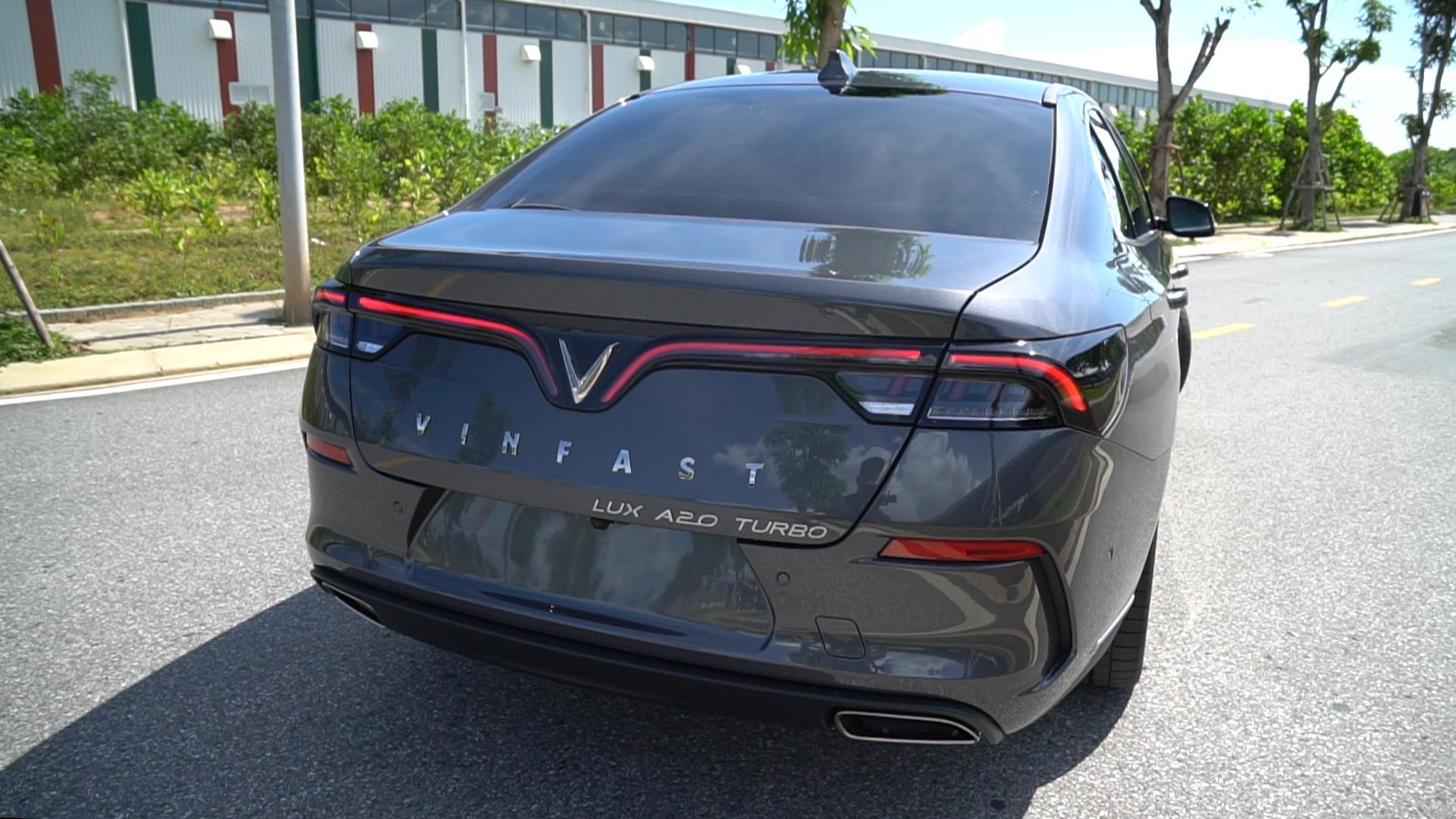 cac lua chon trong phan khuc sedan hang D,  cac mau sedan hang D dang mua,  vinfast lux a2.0 ra mat,  le giao xe Vinfast anh 12