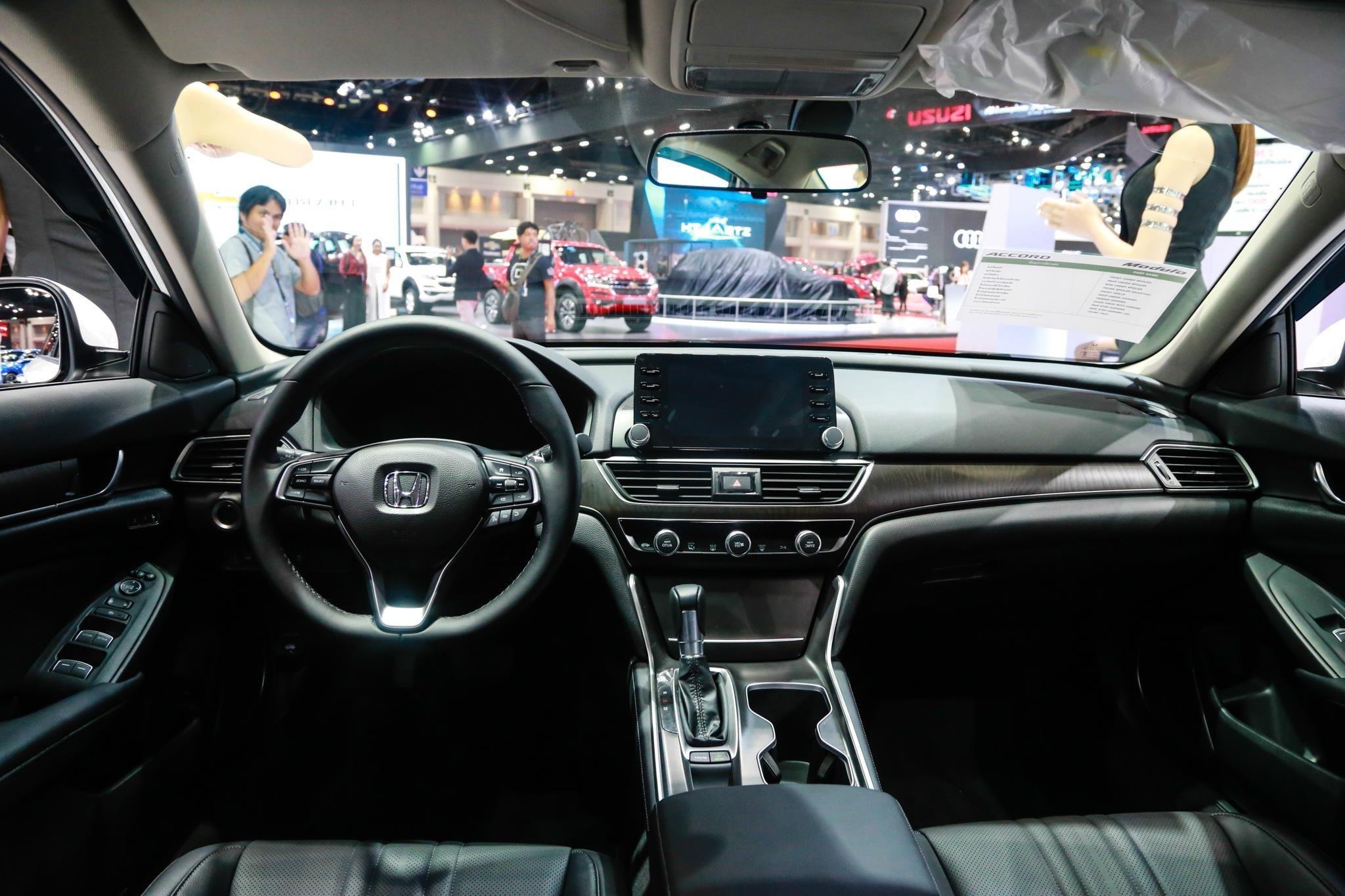 cac lua chon trong phan khuc sedan hang D,  cac mau sedan hang D dang mua,  vinfast lux a2.0 ra mat,  le giao xe Vinfast anh 23