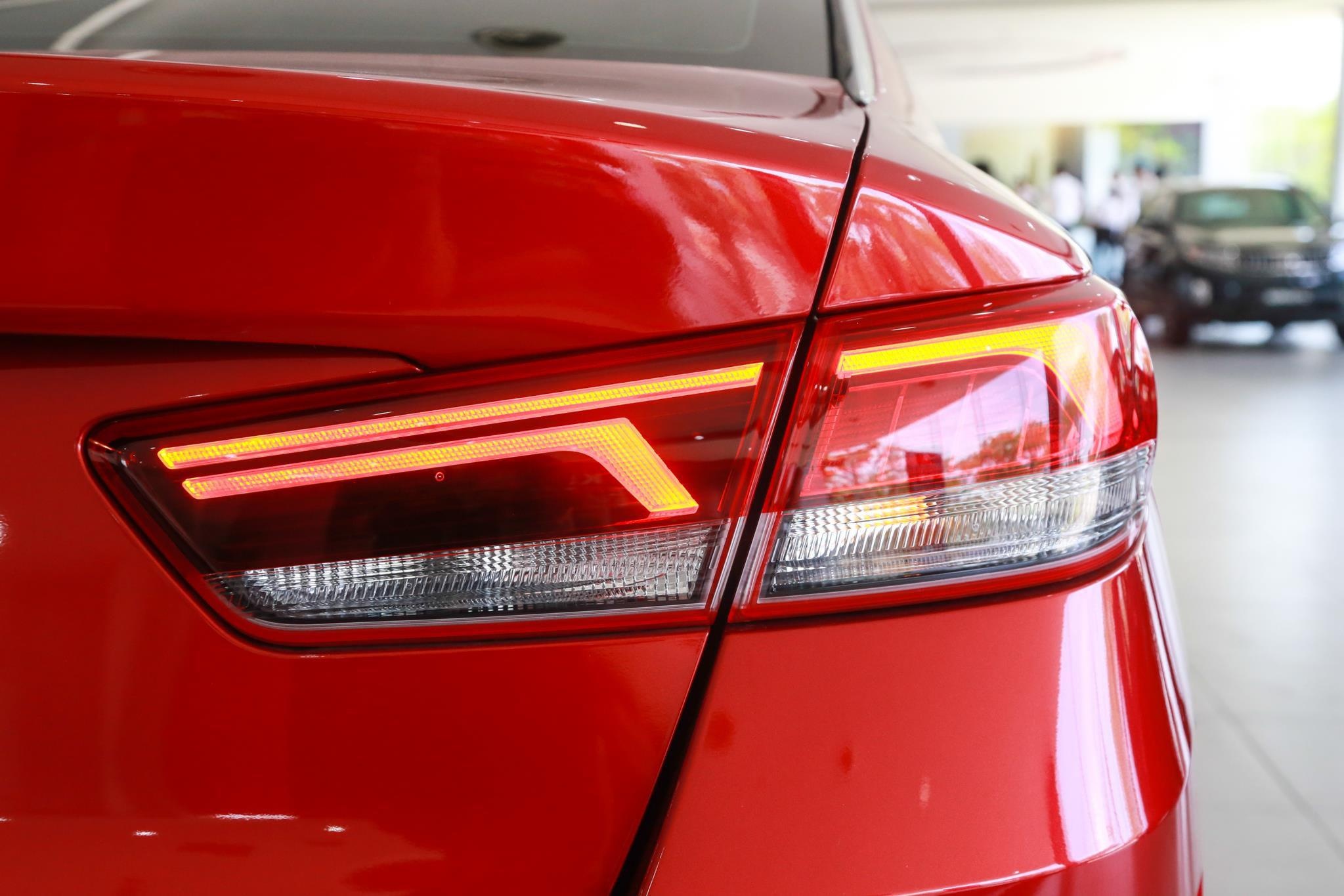 cac lua chon trong phan khuc sedan hang D,  cac mau sedan hang D dang mua,  vinfast lux a2.0 ra mat,  le giao xe Vinfast anh 16