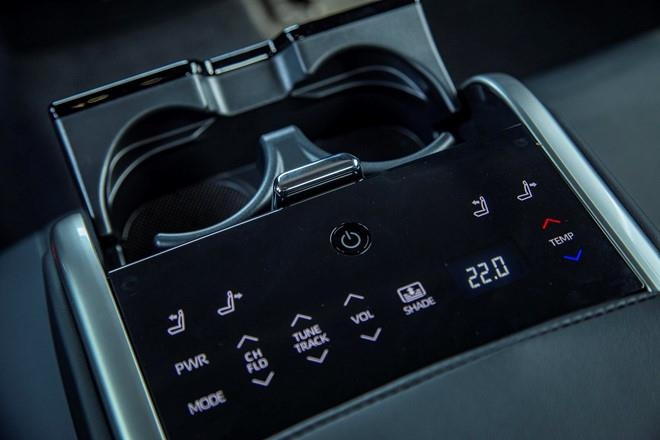 cac lua chon trong phan khuc sedan hang D,  cac mau sedan hang D dang mua,  vinfast lux a2.0 ra mat,  le giao xe Vinfast anh 4