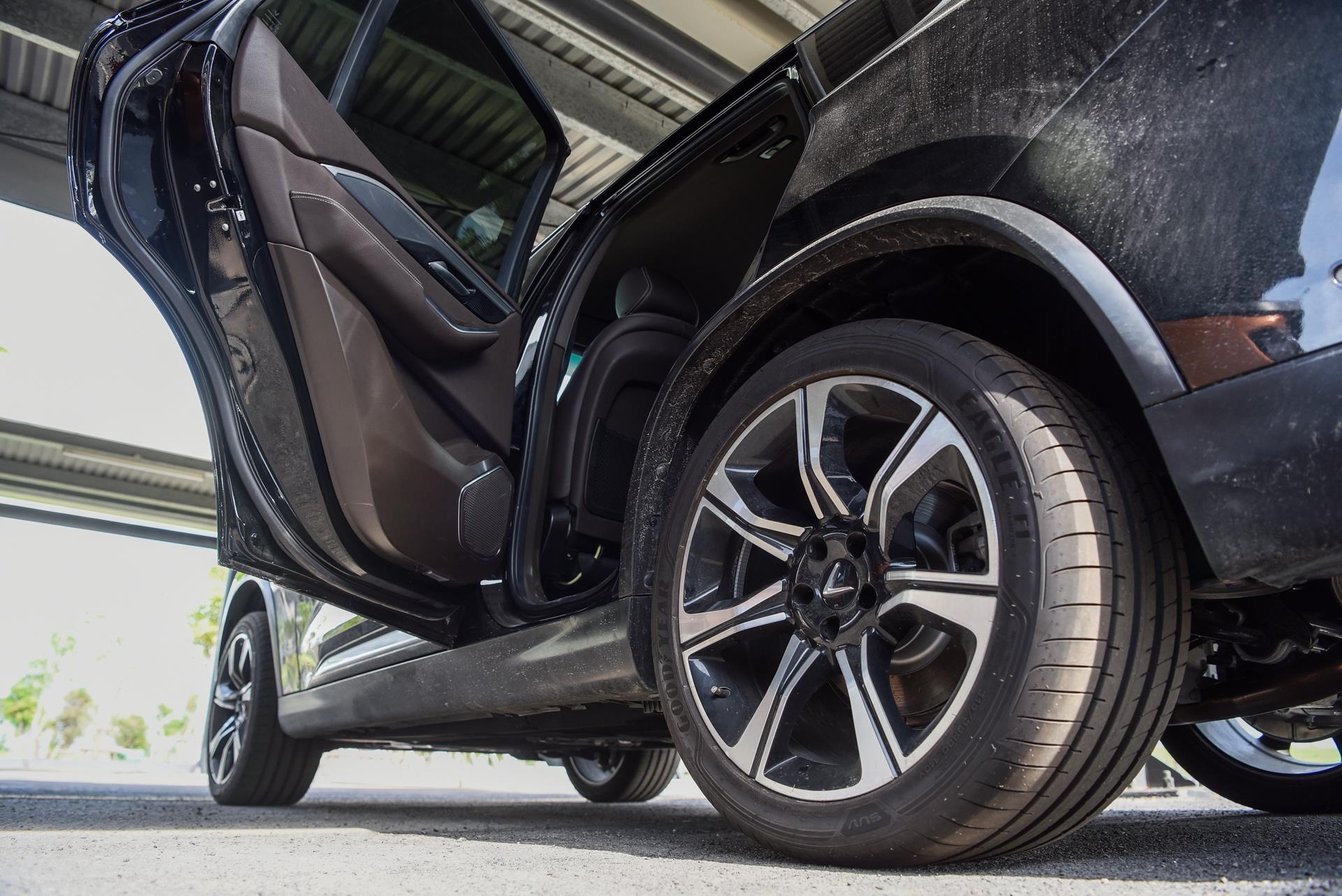 vinfast ban giao xe,  suv vinfast ban giao cho khach hang,  khach hang nhan xe suv vinfast anh 4