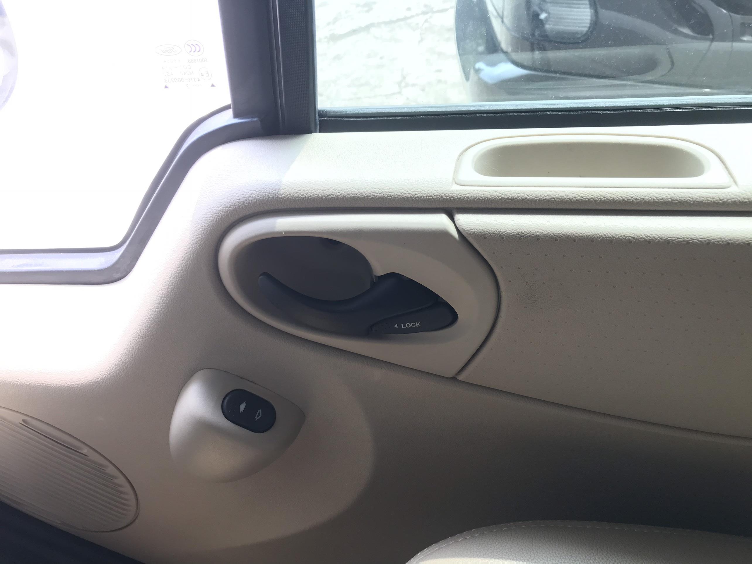 xe bi khoa co mo duoc cua tu ben trong hay khong anh 2