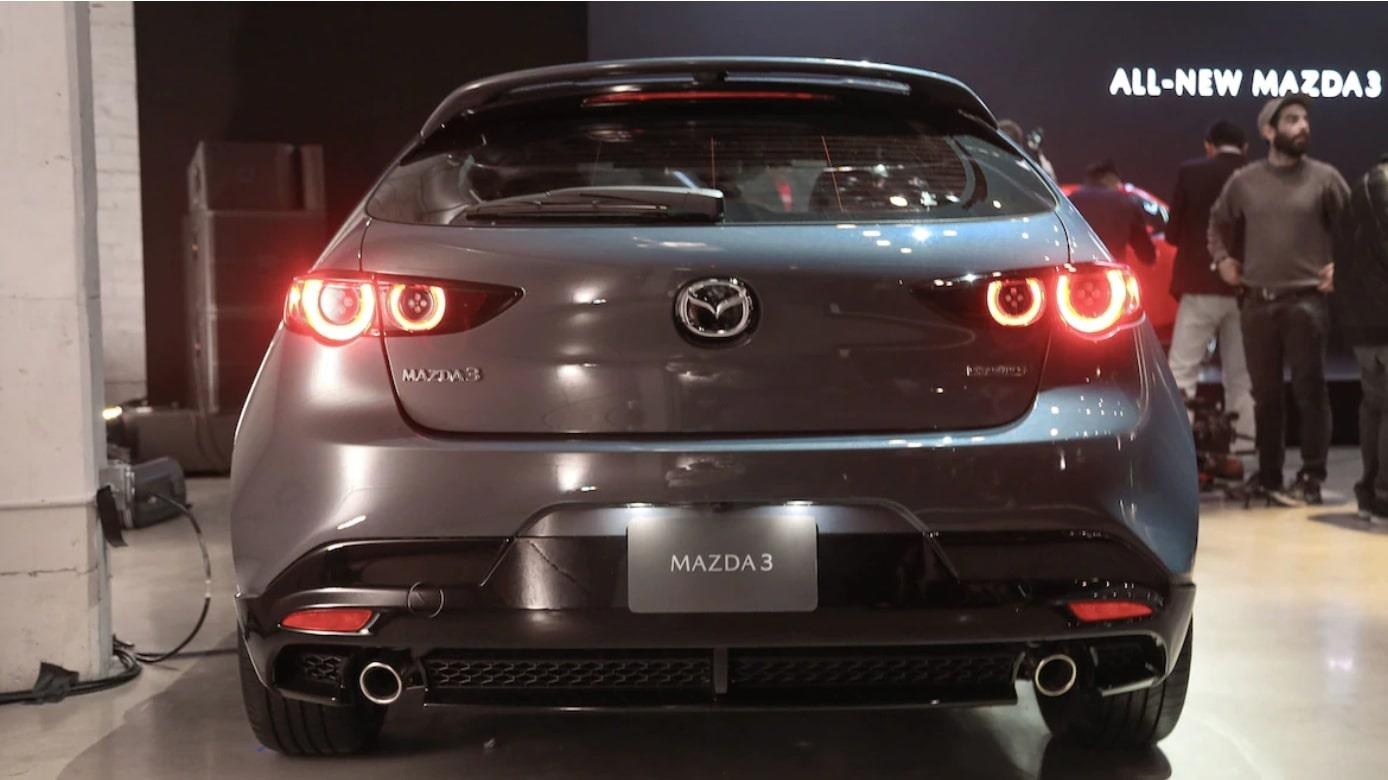 tại sao xe sedan không có cần gạt nước phía sau ảnh 4 tai sao xe sedan khong co can gat nuoc phia sau anh 4