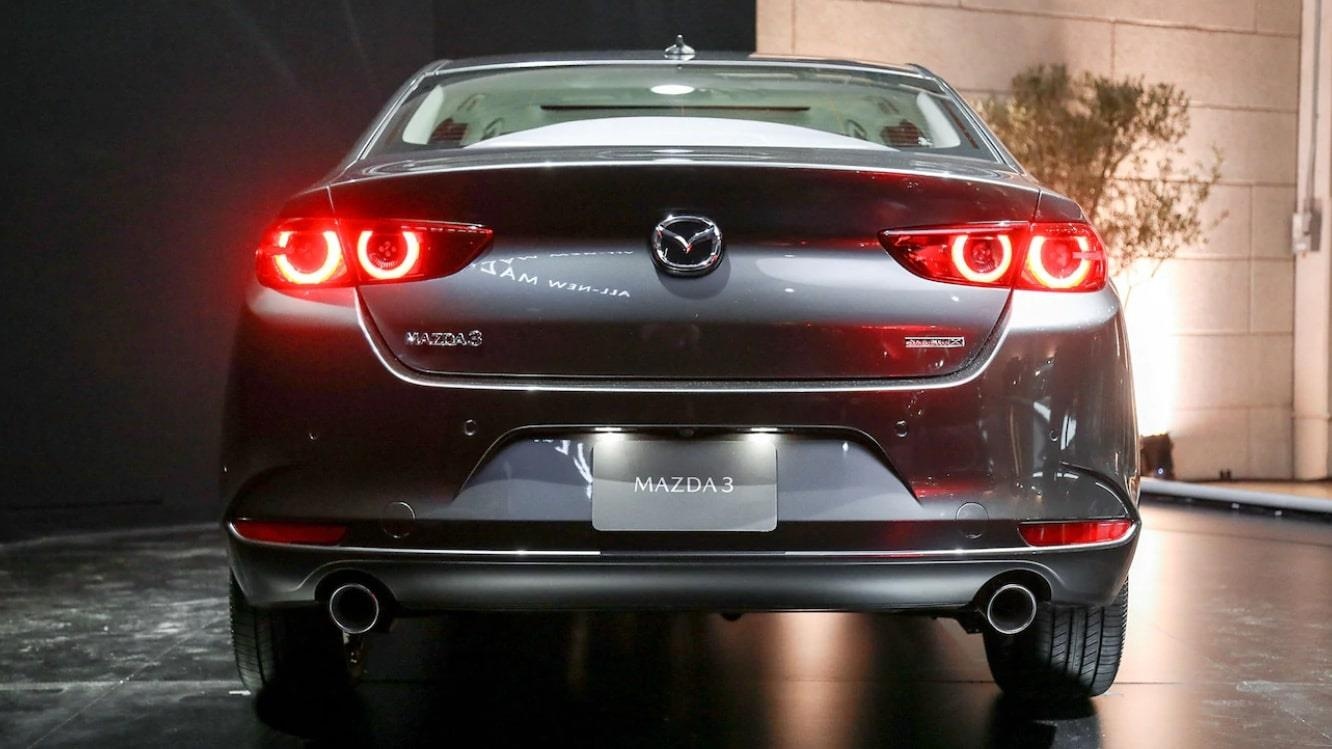 tại sao xe sedan không có cần gạt nước phía sau ảnh 5 tai sao xe sedan khong co can gat nuoc phia sau anh 5