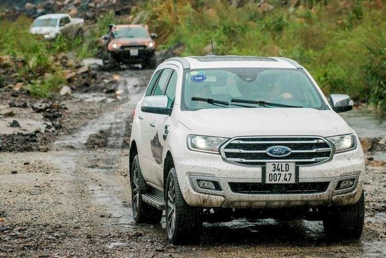 SUV 7 cho tam gia 1,4 ty, chon Toyota Fortuner hay Ford Everest? hinh anh