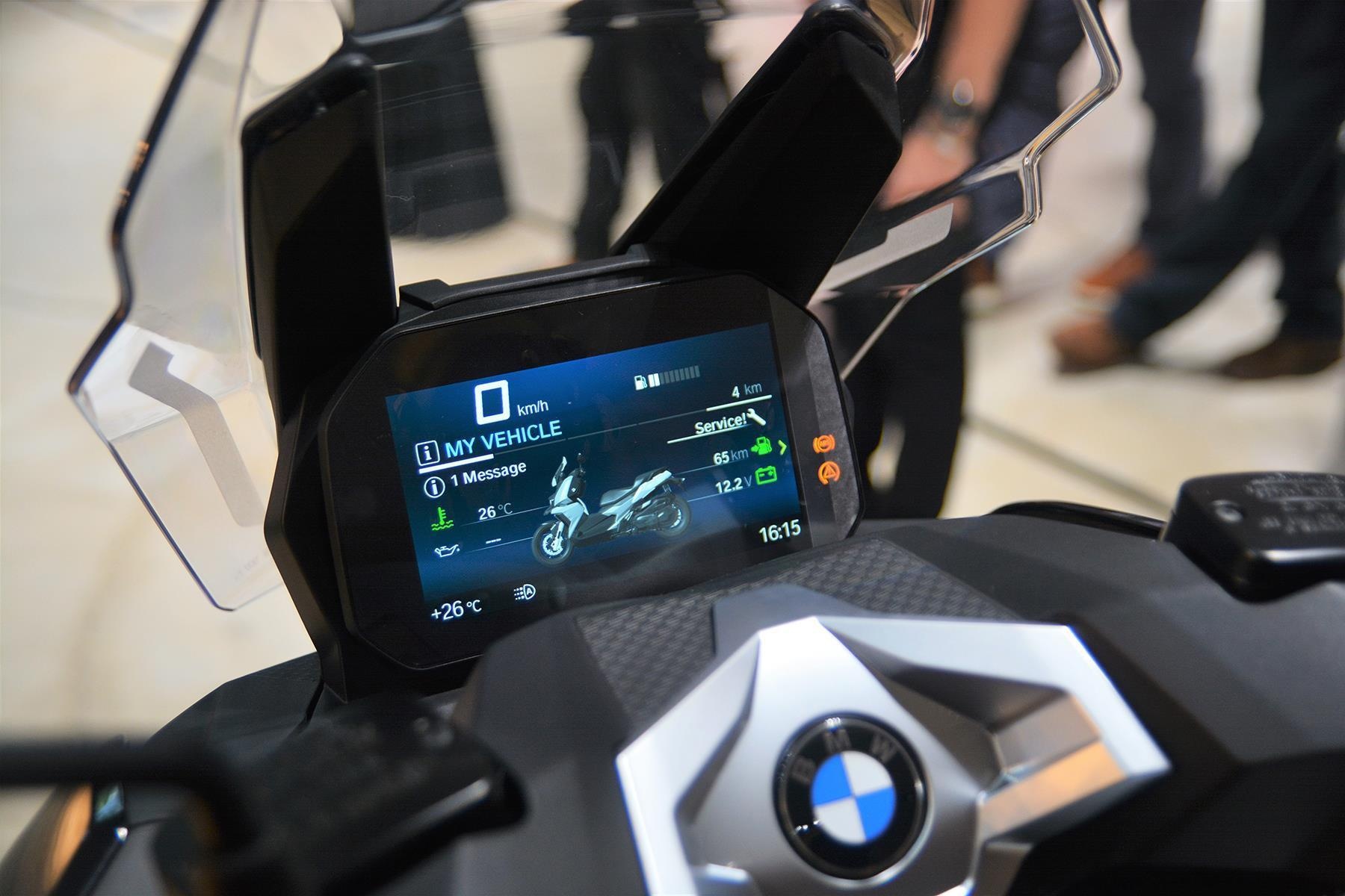 so sanh bmw c400 x va vespa gts 300 hpe anh 6