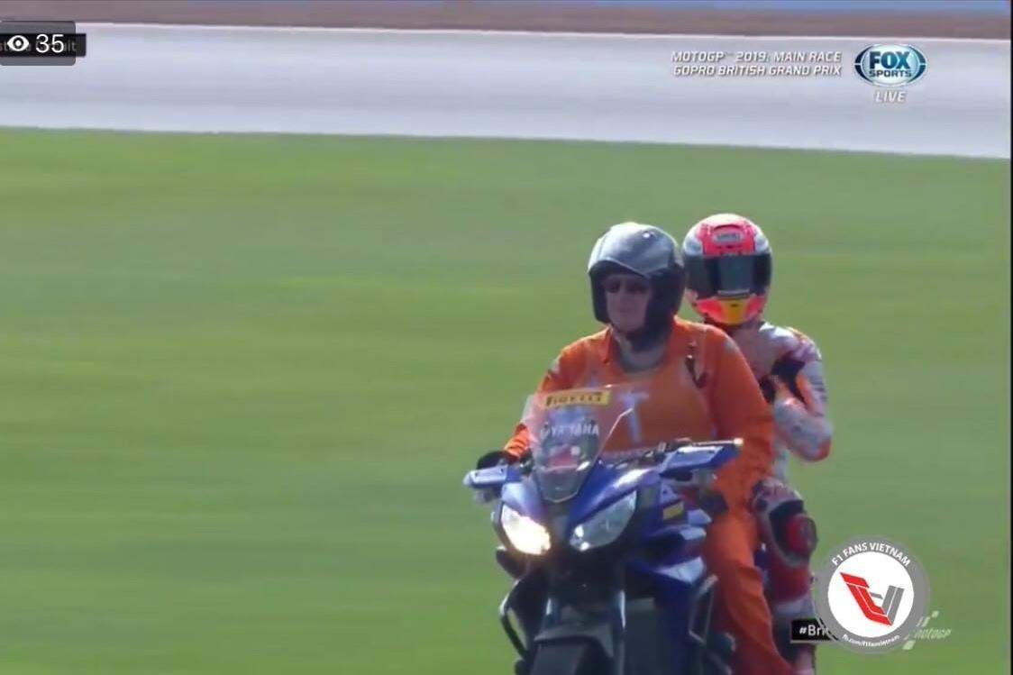 Hong xe, tay dua MotoGP doi Honda duoc cho di nhan giai bang xe Yamaha hinh anh