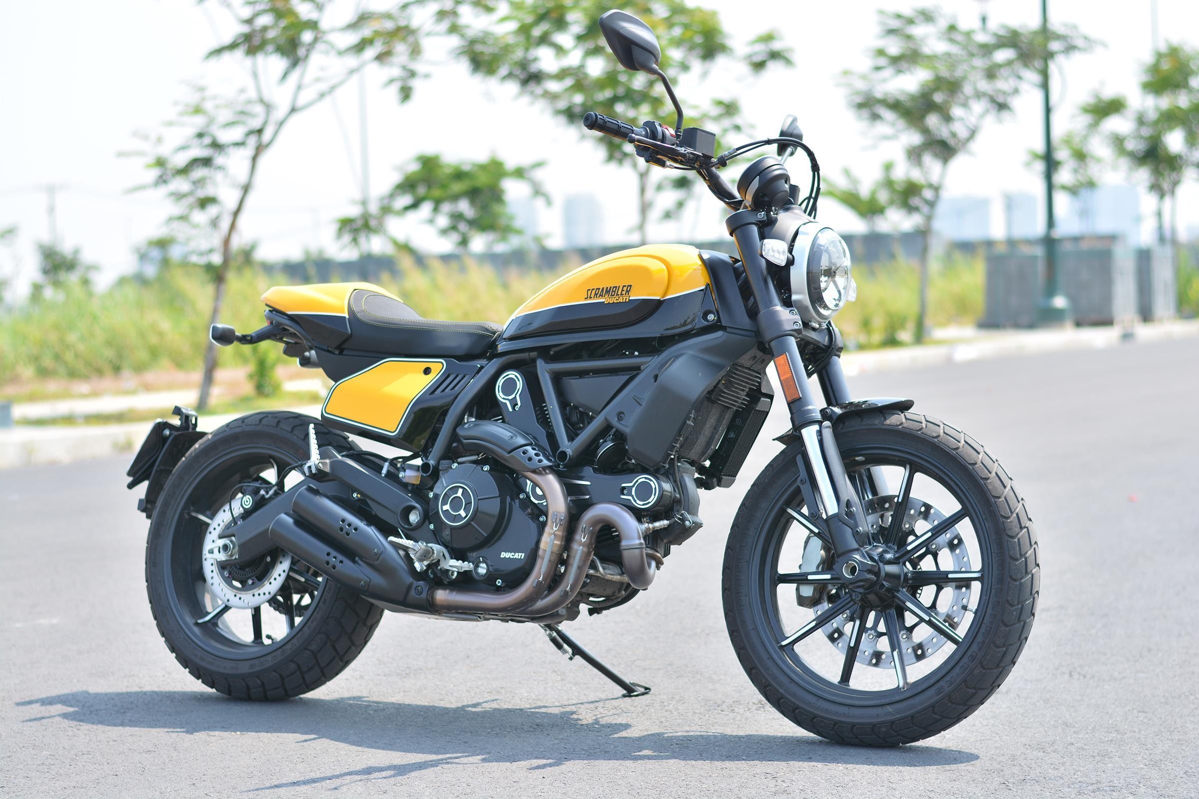 Mua scrambler 'hang hieu' chay pho, chon Ducati hay Triumph? hinh anh