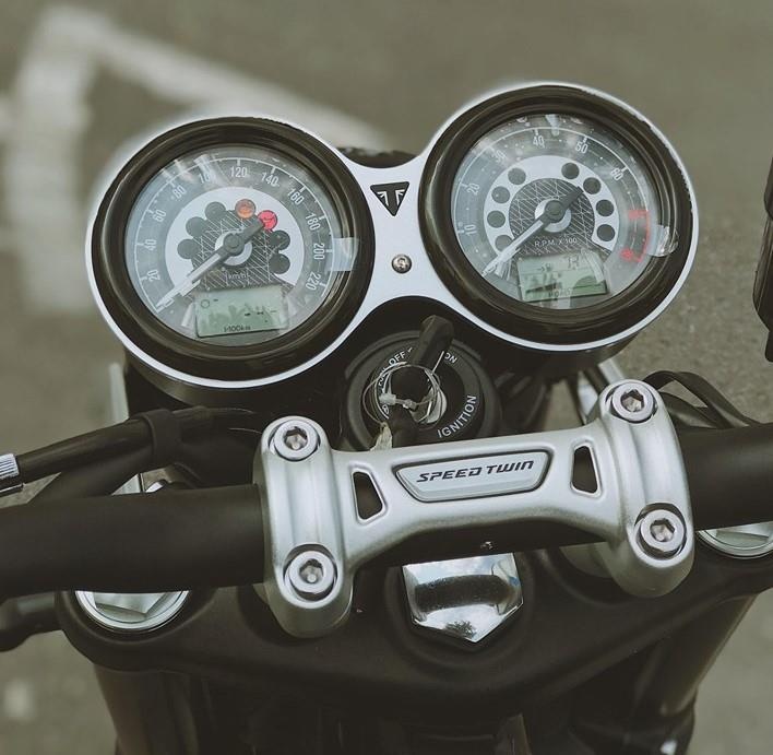 triumph speed twin moto chay pho anh 2