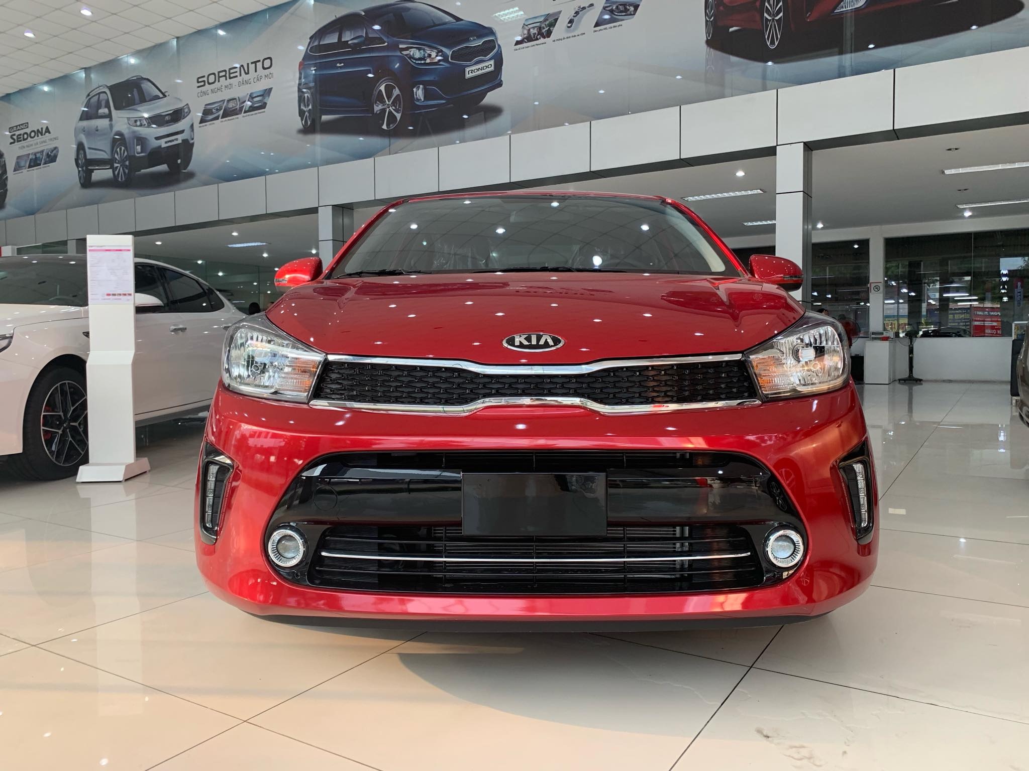 so sanh 2 phien ban Kia Soluto anh 2