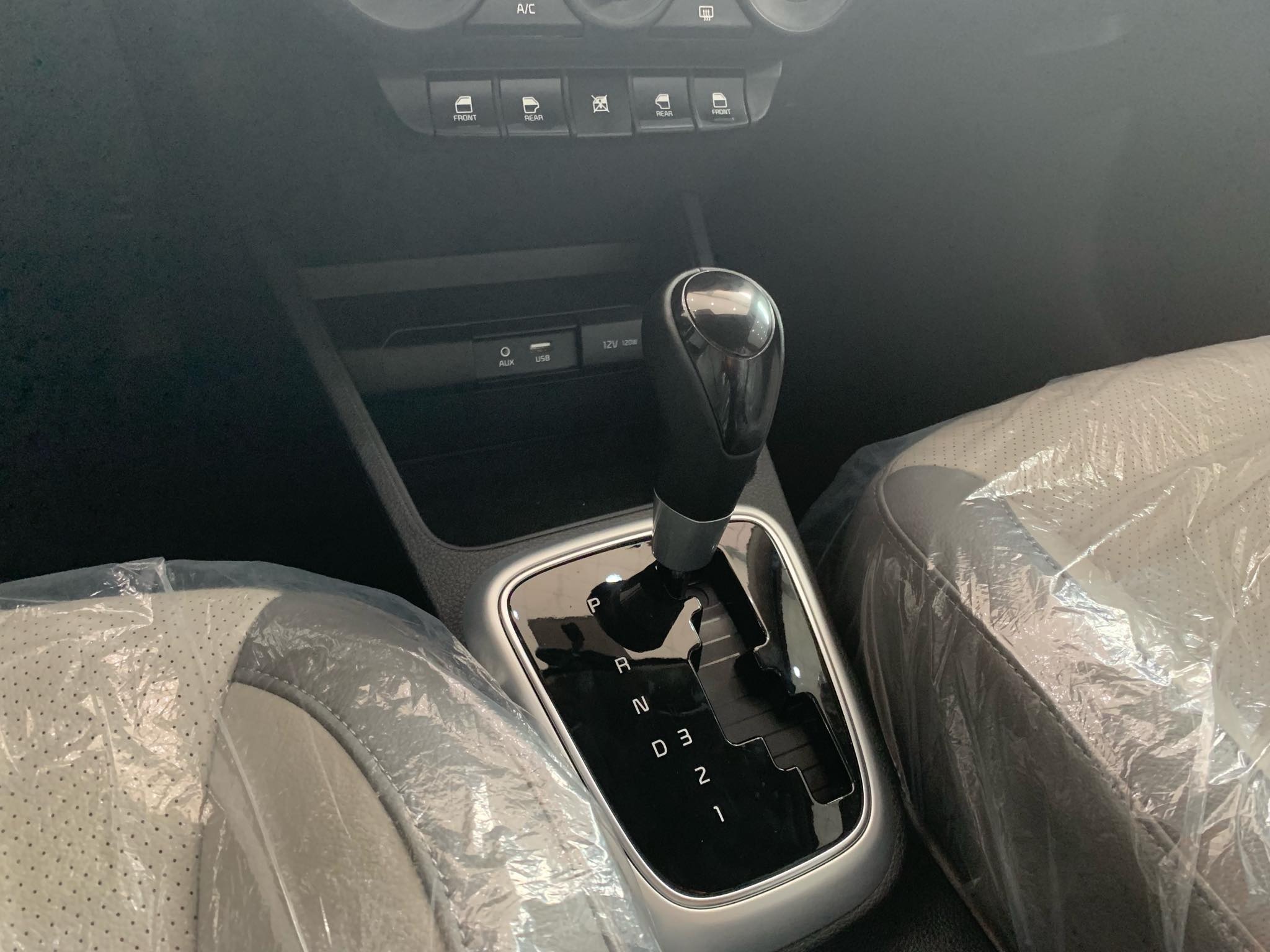 so sanh 2 phien ban Kia Soluto anh 12