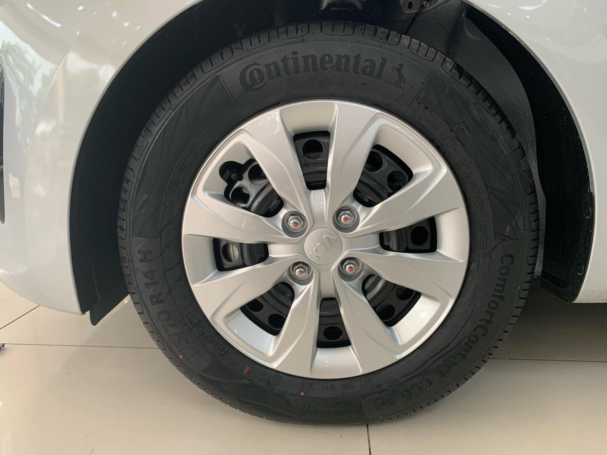 so sanh 2 phien ban Kia Soluto anh 4