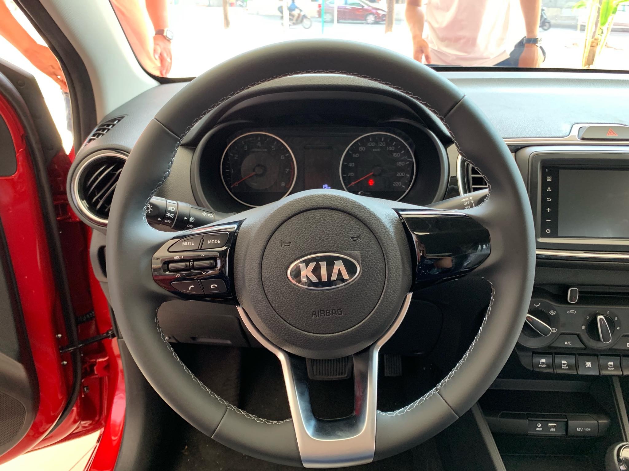 so sanh 2 phien ban Kia Soluto anh 11