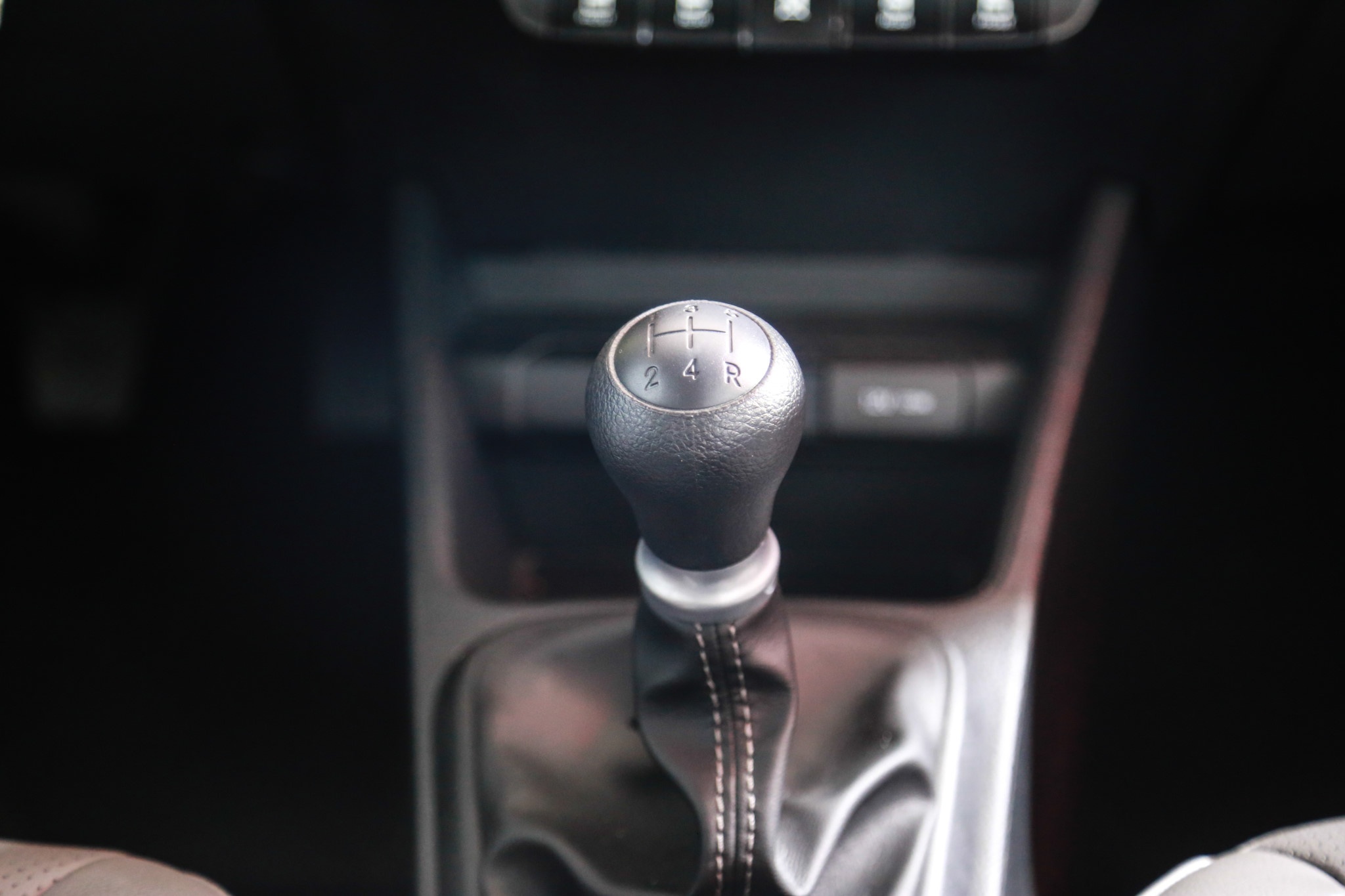 so sanh 2 phien ban Kia Soluto anh 13